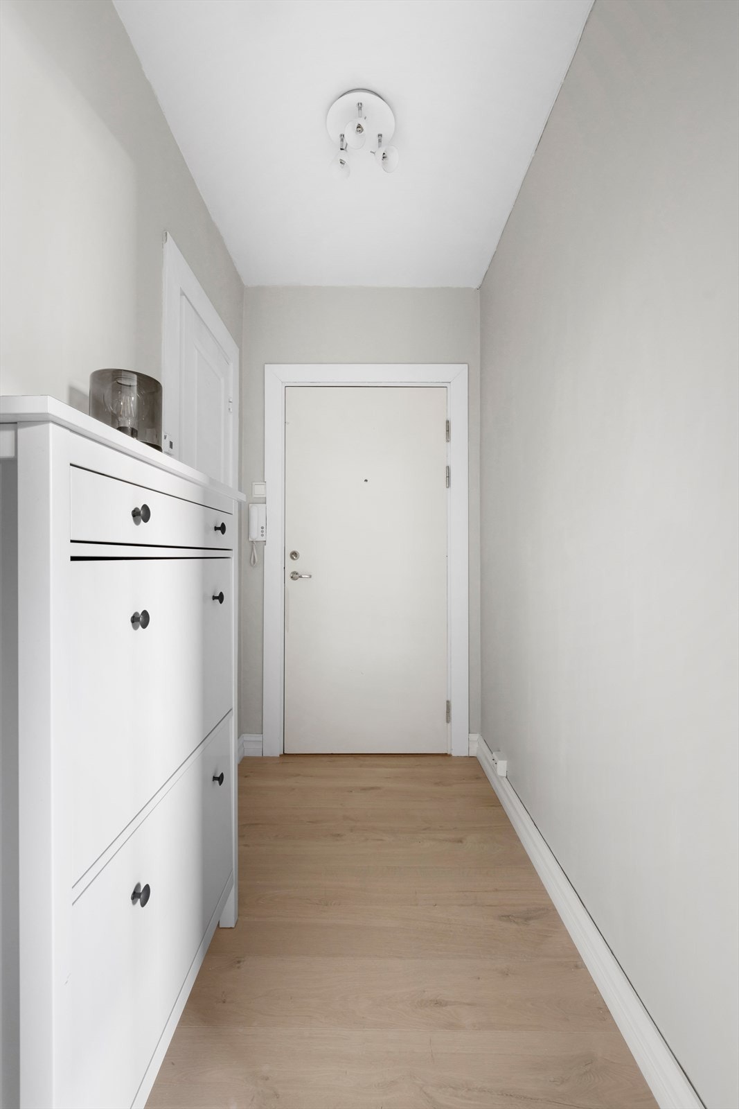 Entreens vegger er sparklet og malt i 2024. Porttelefon betjener hovedinngangen. Galleribilde