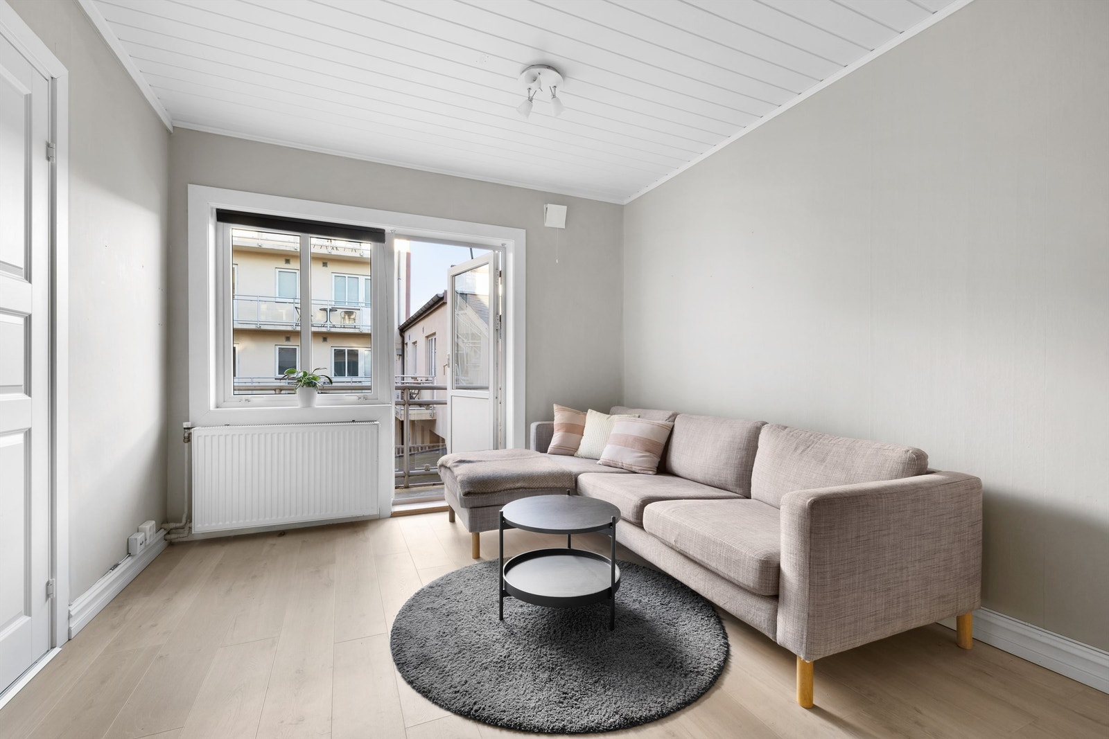 Overflatebehandling er utført i alle rom i senere år. Lys én-stavs laminat er lagt i entreen, soverommet og stuen. Galleribilde