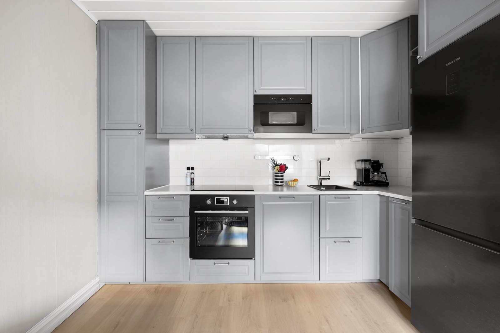 Ny kjøkkeninnredning fra IKEA ble installert i 2020 og er omfangsrik i forhold til leilighetens totale areal. Galleribilde
