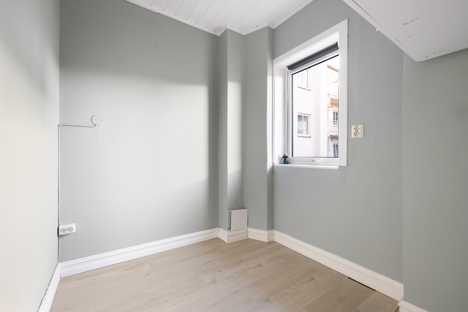 Veggen på vindussiden av soverommet er sparklet og malt i 2024. Galleribilde