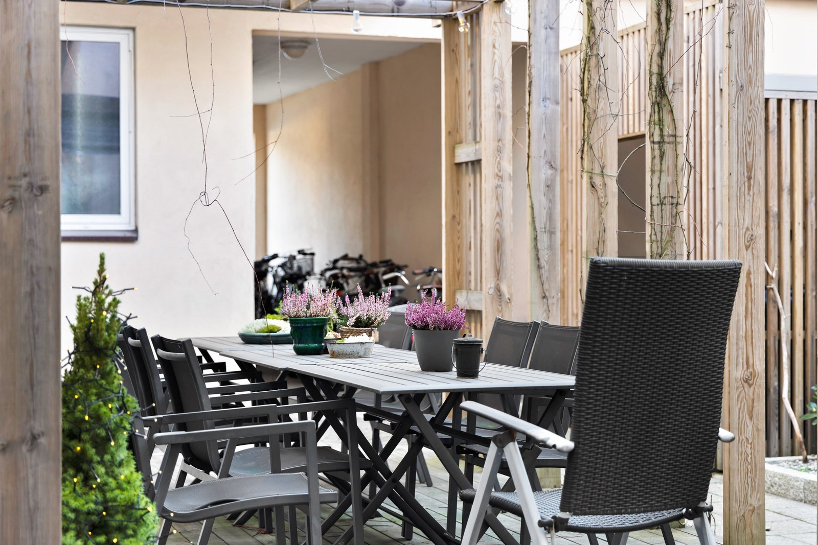 Gårdsrommets felles terrasse med pergola disponeres av beboerne i fellesskap. Galleribilde