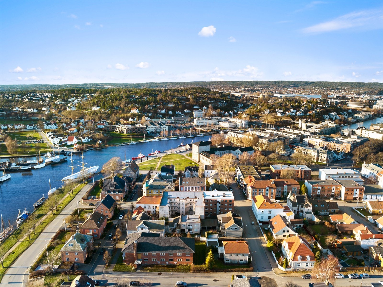 Tar du turen over til Kråkerøy, opplever du straks både skjærgård og langt landligere omgivelser. Galleribilde