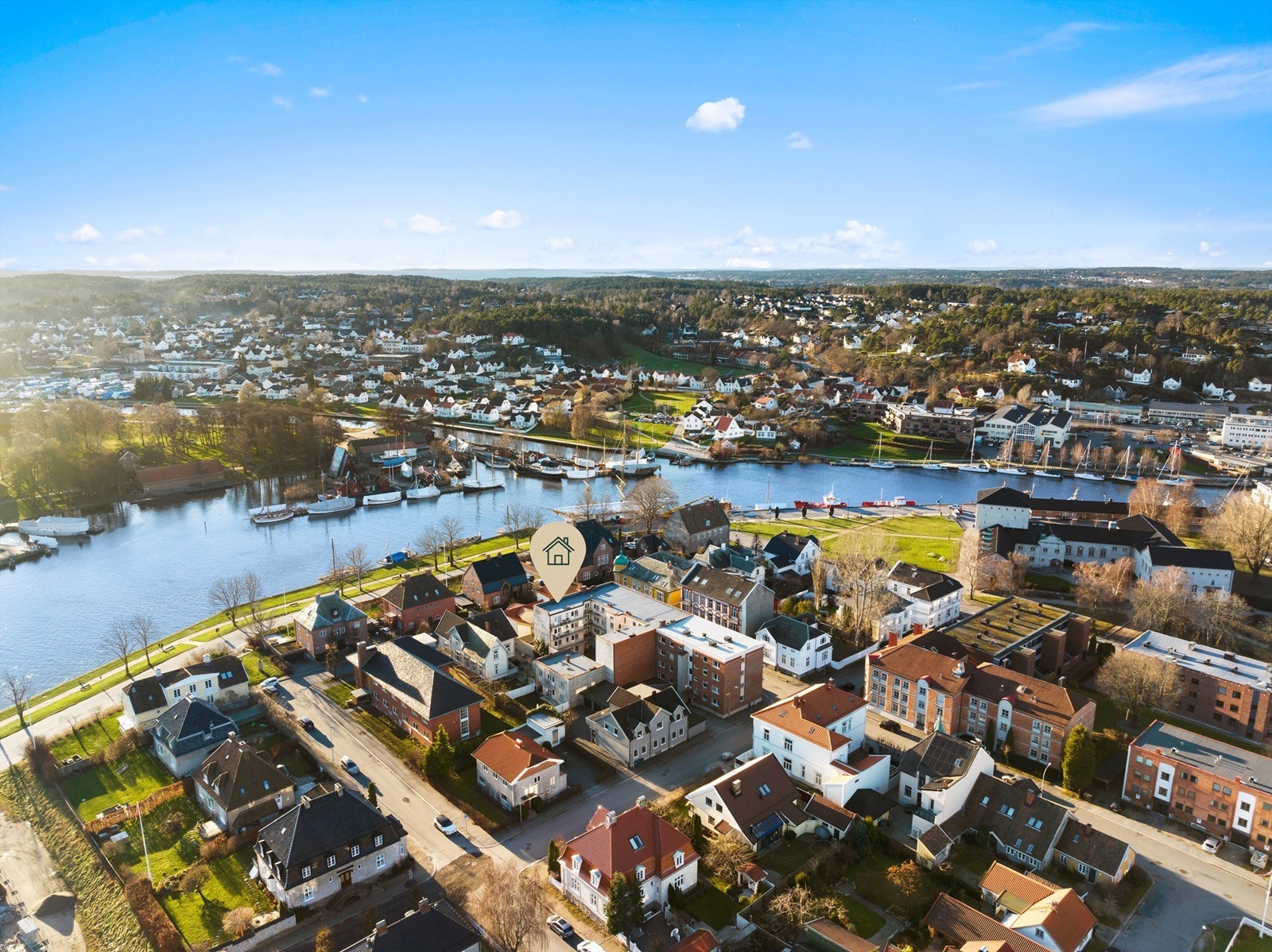 Leiligheten er tilbaketrukken blant veletablerte og fornemme omgivelser på Cicignon, med gangavstand til sentrum og togstasjonen. Galleribilde