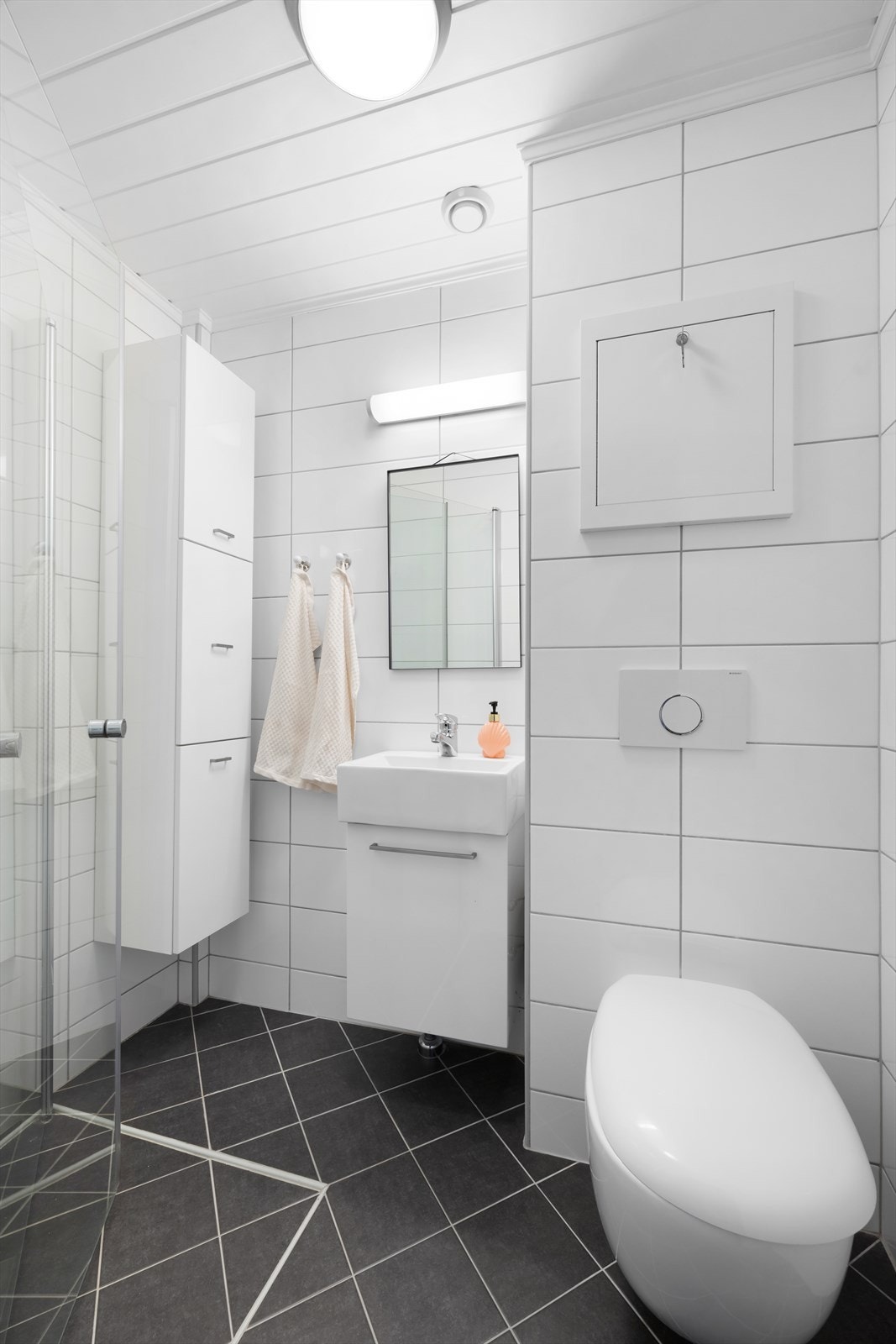 Badet ble pusset opp i 2012. Gulvet og veggene er flislagt, gulvet har også varme. Galleribilde