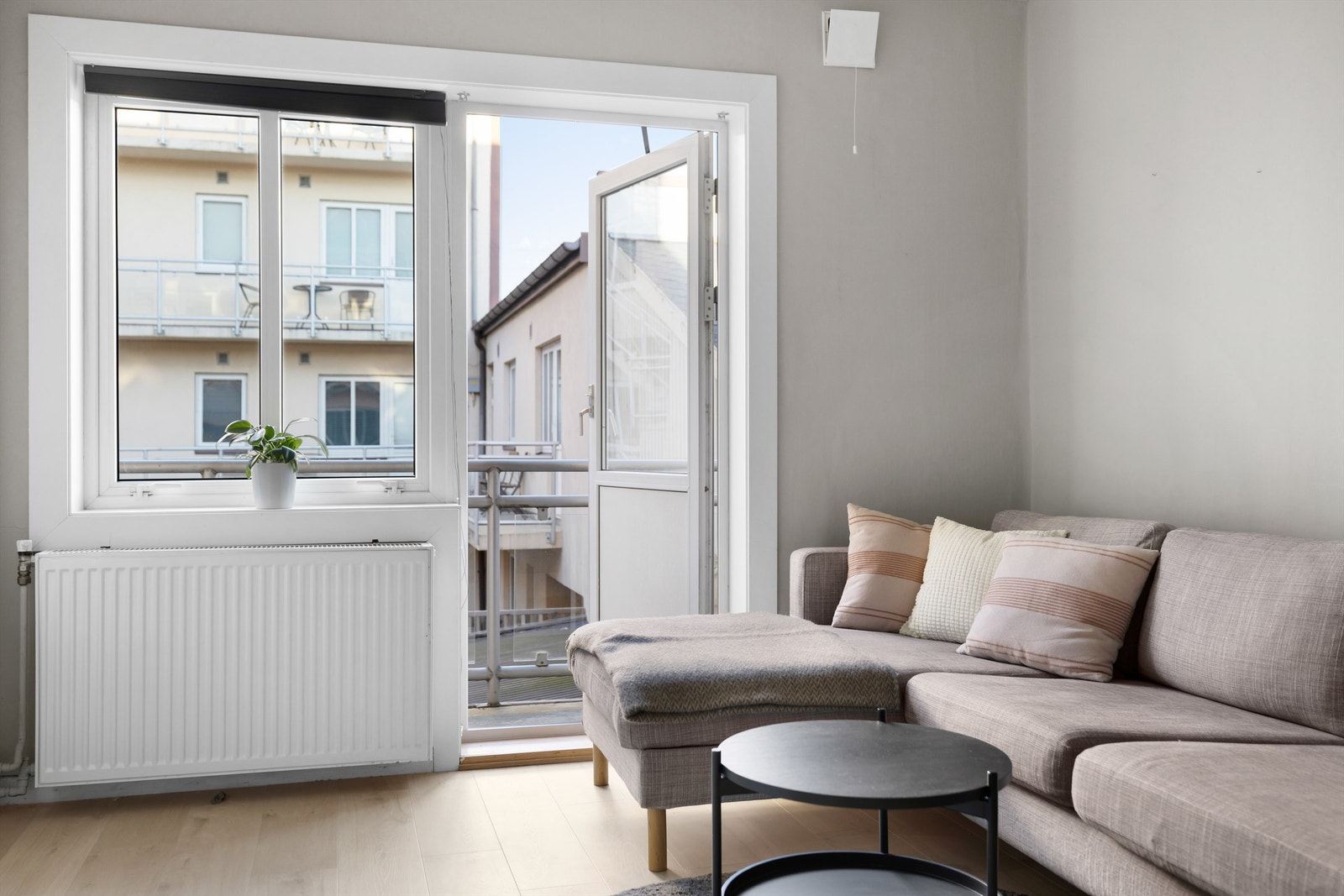 Leiligheten er tilknyttet felles varmtvann som benyttes til oppvarming via radiator samt forbruk på kjøkken og bad. Galleribilde