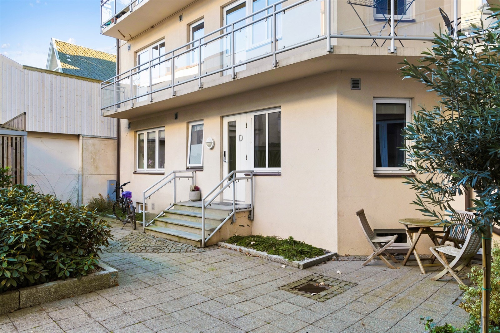 Oppgang D har adkomst via borettslagets skjermede gårdsrom. Galleribilde