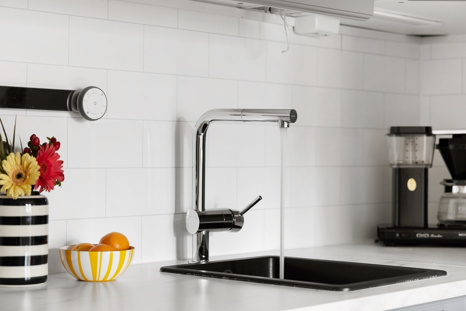 Kjøkkenet er bruksvennlig med nyttige arbeidsflater på rettvinklede benker. Vasken er av kompositt. Galleribilde