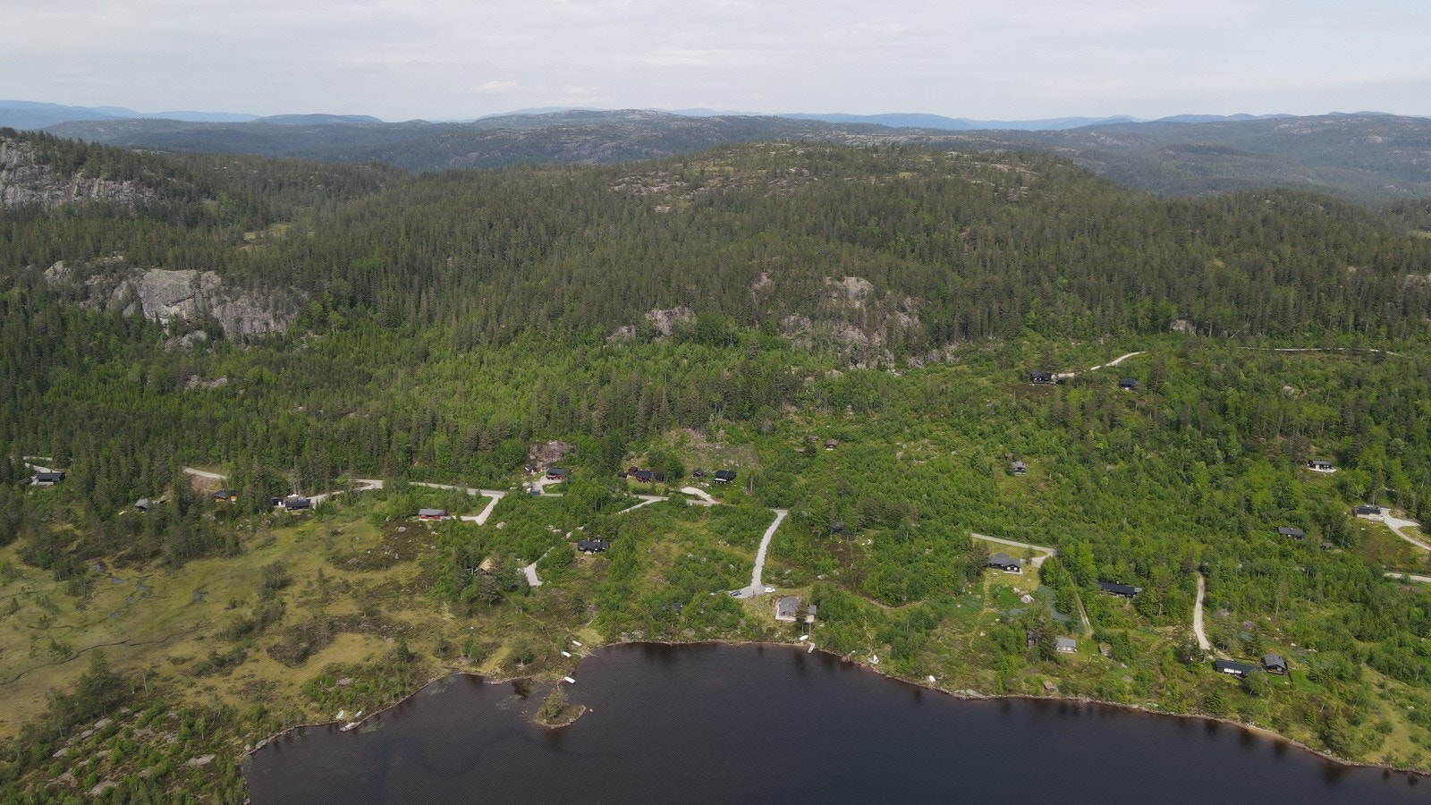Eiendommen strekker seg fra Birtevatn og helt opp til Bergheia på ca 780 moh Galleribilde