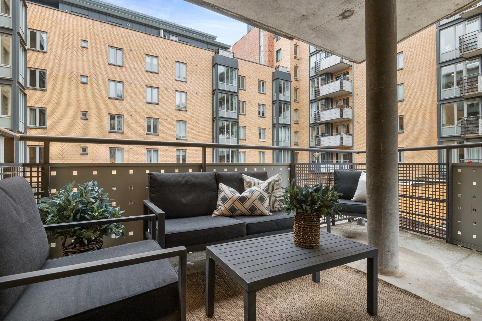 Flott balkong på 10 m2 med utgang fra allrom i samme etasje som boligen. Galleribilde