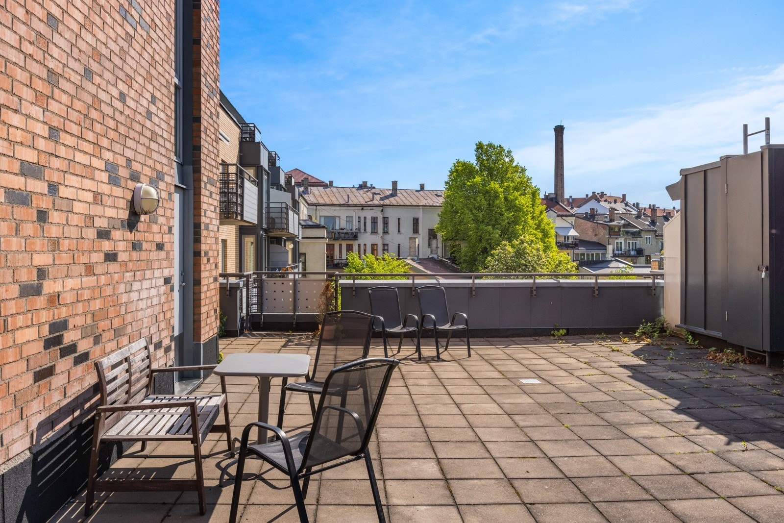 Felles, solrik takterrasse i nabooppgangen. Galleribilde