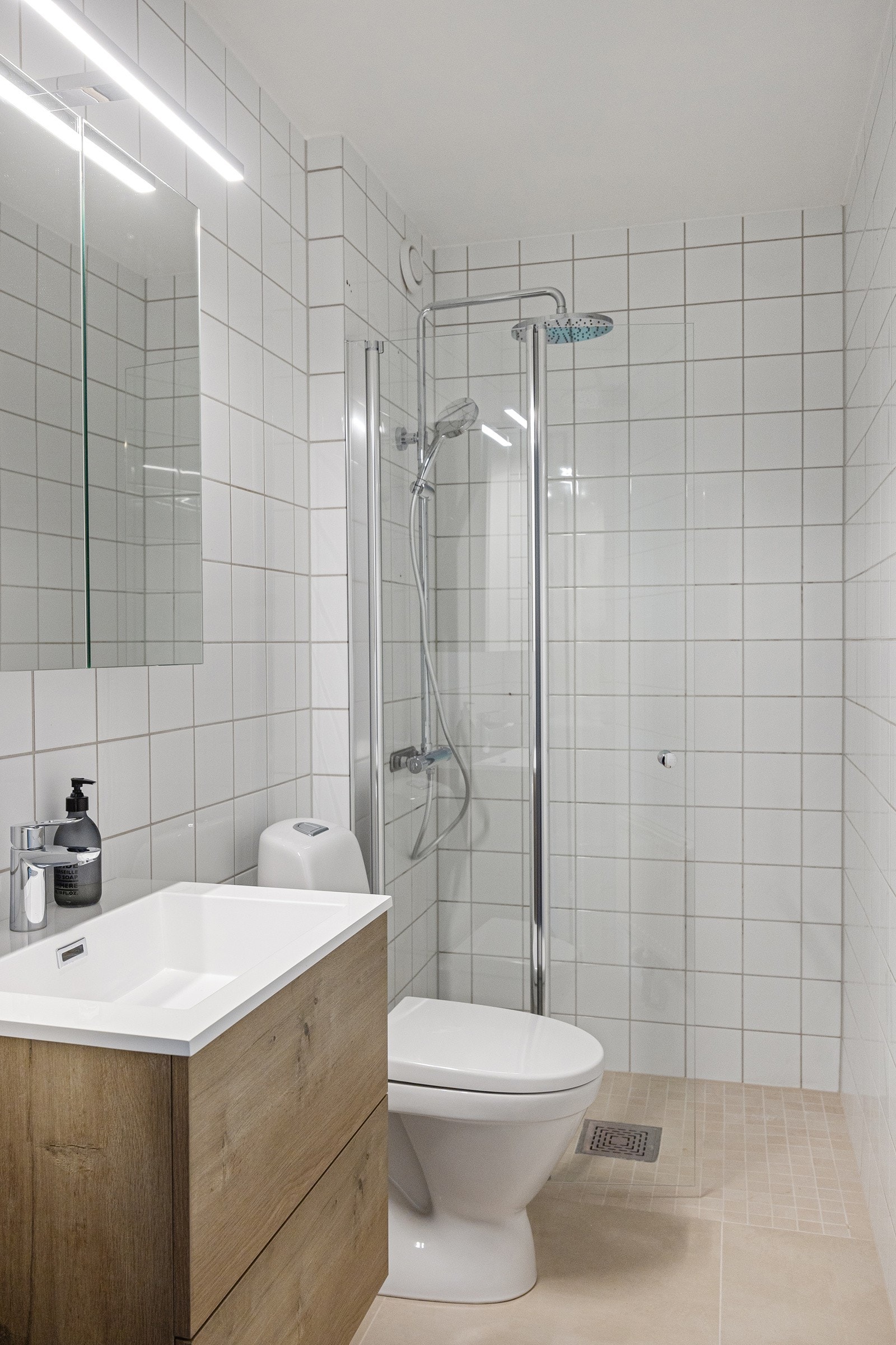 Lekkert bad/wc, sist fornyet i 2024 med ny innrending og nye gulvfliser. Galleribilde