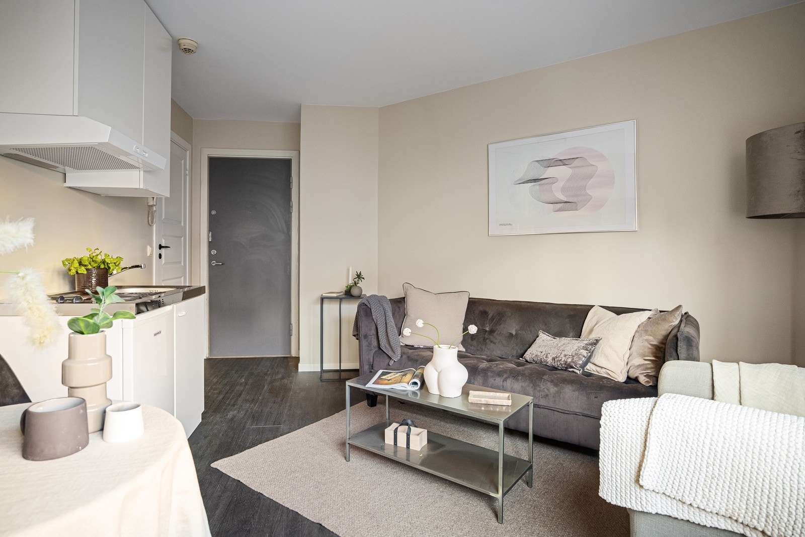 Leiligheten varmes opp med radiator tilknyttet fjernvarme. Varmtvann og internett er også inkludert i felleskostnadene. Galleribilde