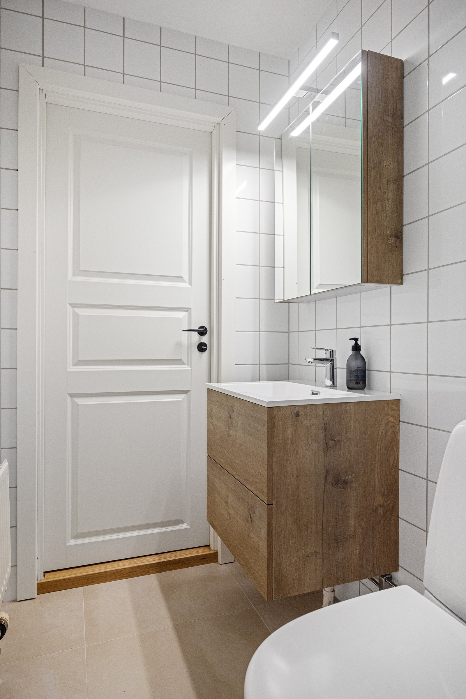 Ny og moderne innredning på bad/wc med rikelig oppbevaringplass. Fellesvaskeri i samme etg. Galleribilde