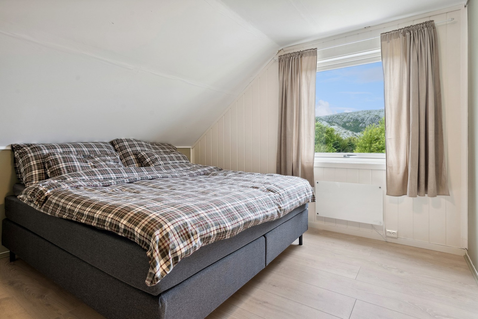 Hovedsoverommet. Her er det lagt nytt gulv, byttet vindu og malt opp overflatene. Galleribilde