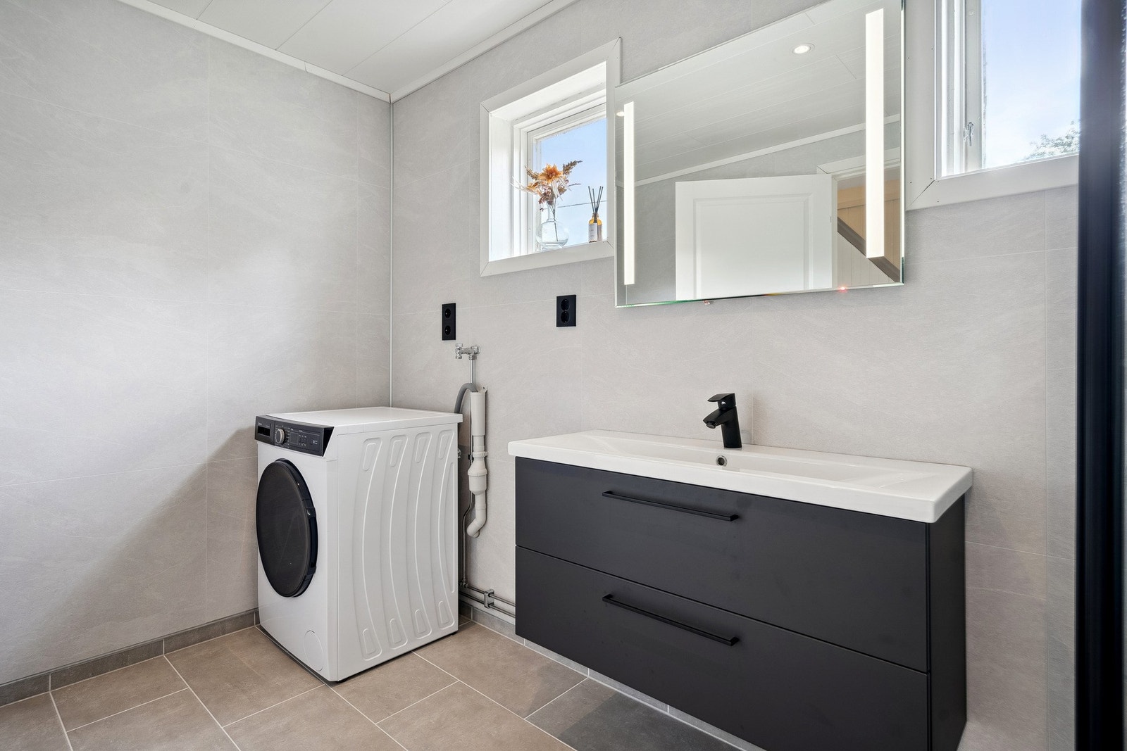 Badet er rett og slett en kjempefin plass å starte dagen på - enten du bor her på fast basis eller som fritidsbolig. Galleribilde