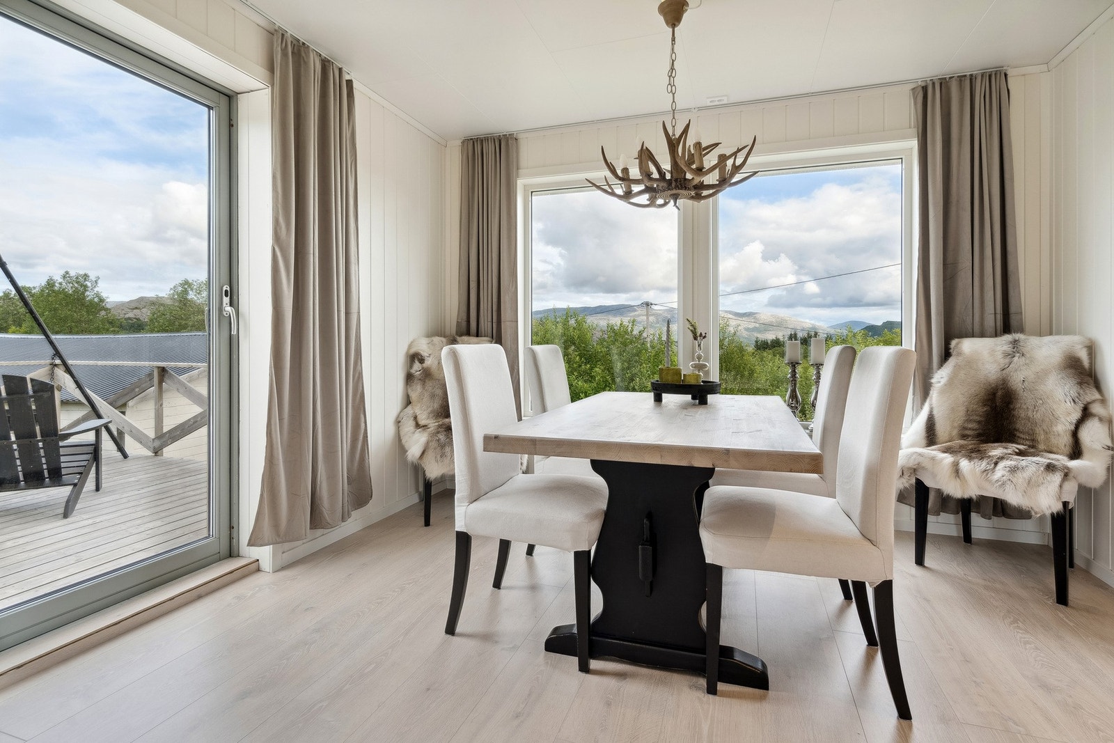 I stuen og på 2 av soverommene på loftet ble vinduene byttet i 2022. Galleribilde