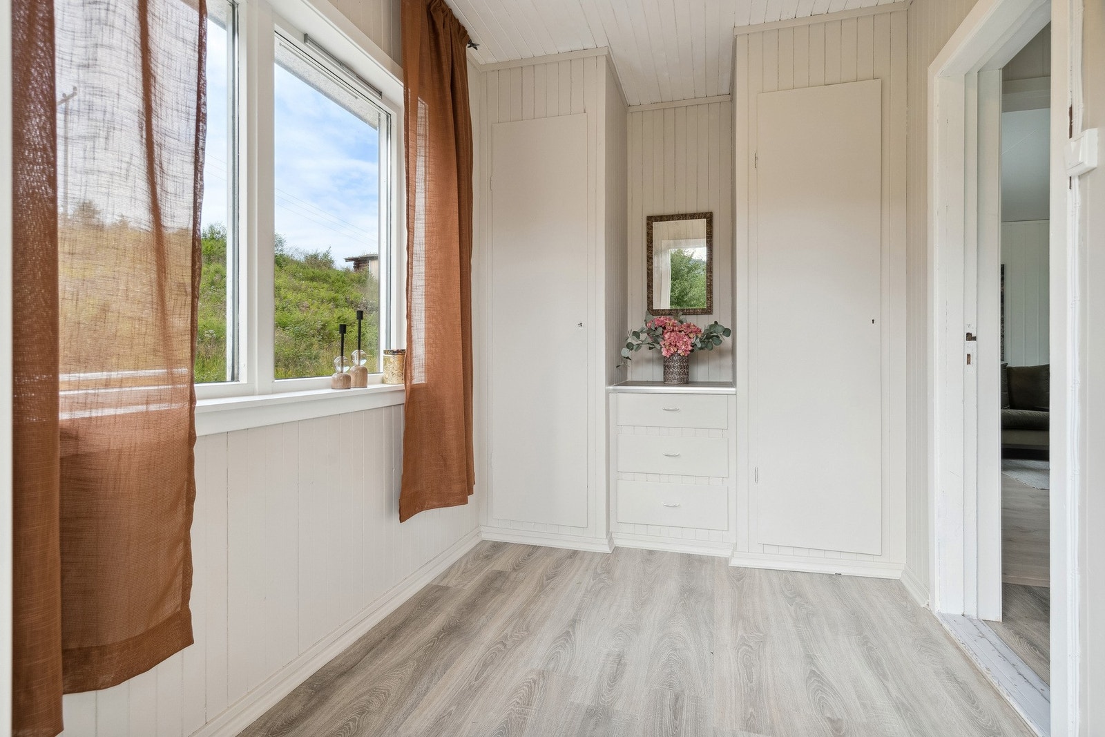 Innebygd garderobeløsning, praktisk og enkelt. Galleribilde