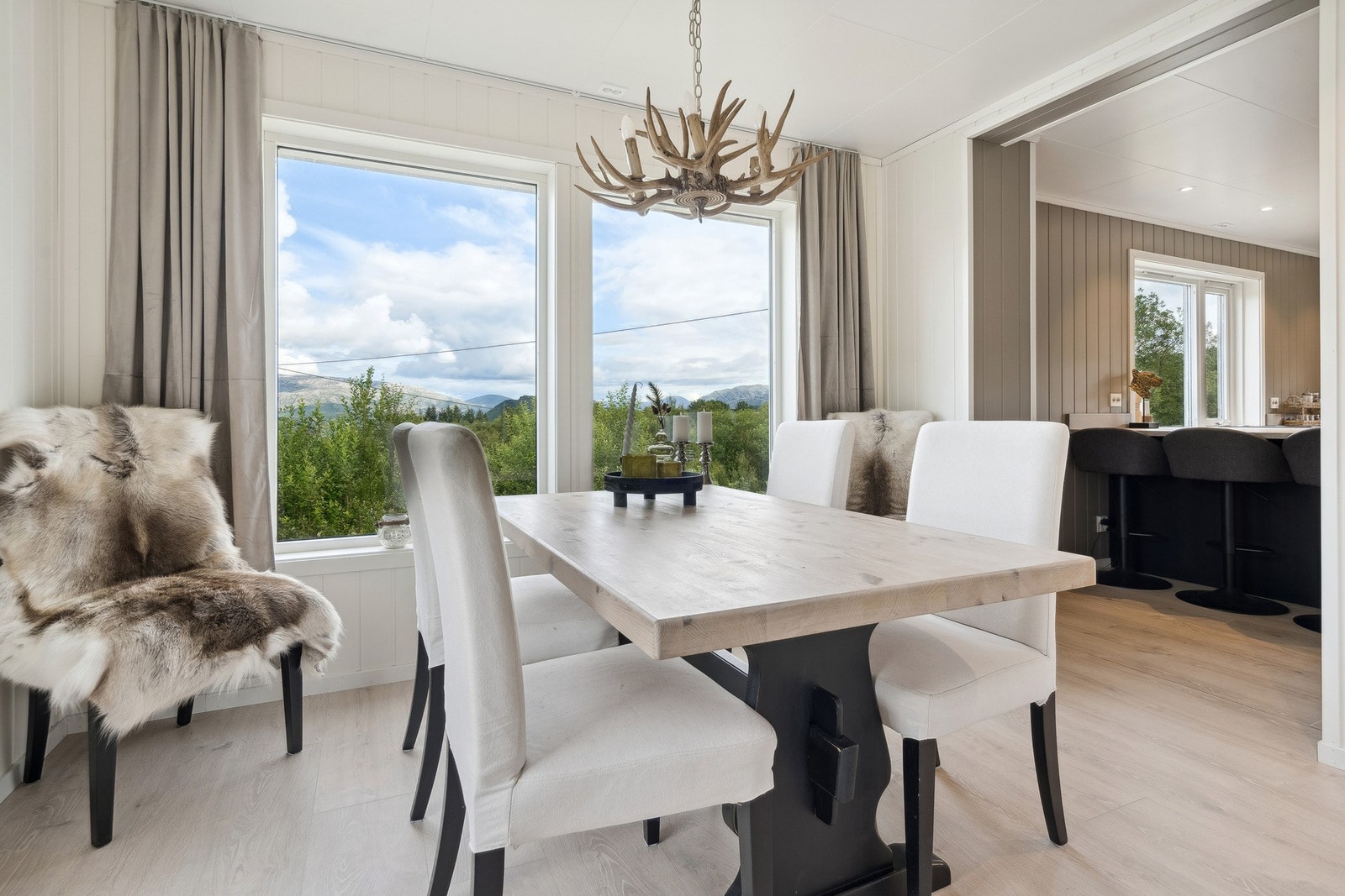 Det er lagt nytt laminatgulv på stuen, kjøkken, gang og 3 soverom i 2. etasje i 2022/2023. Galleribilde