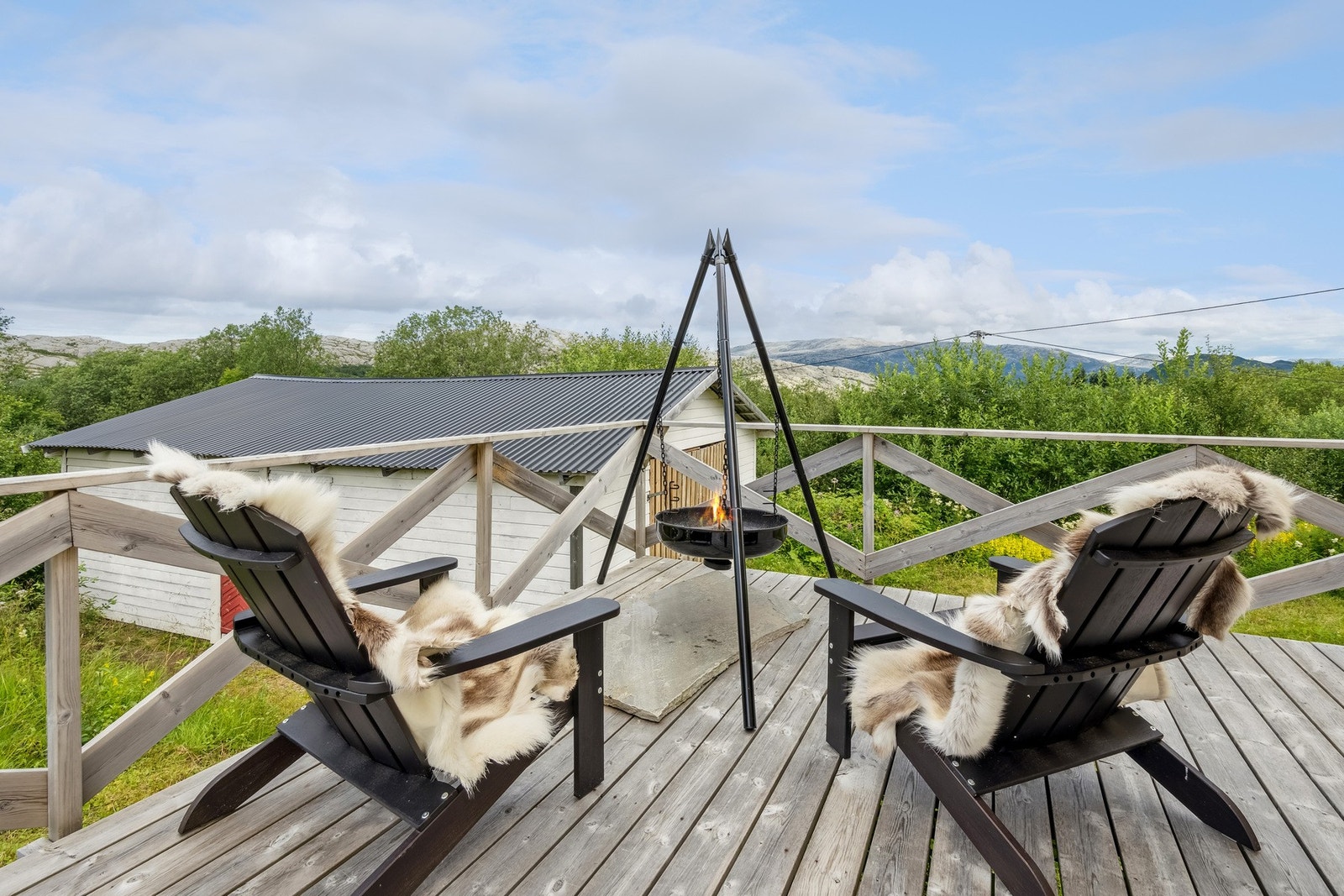 Garasjen har en del skavanker og trenger ettersyn. Til nå har den vært benyttet som lagringsplass. Galleribilde