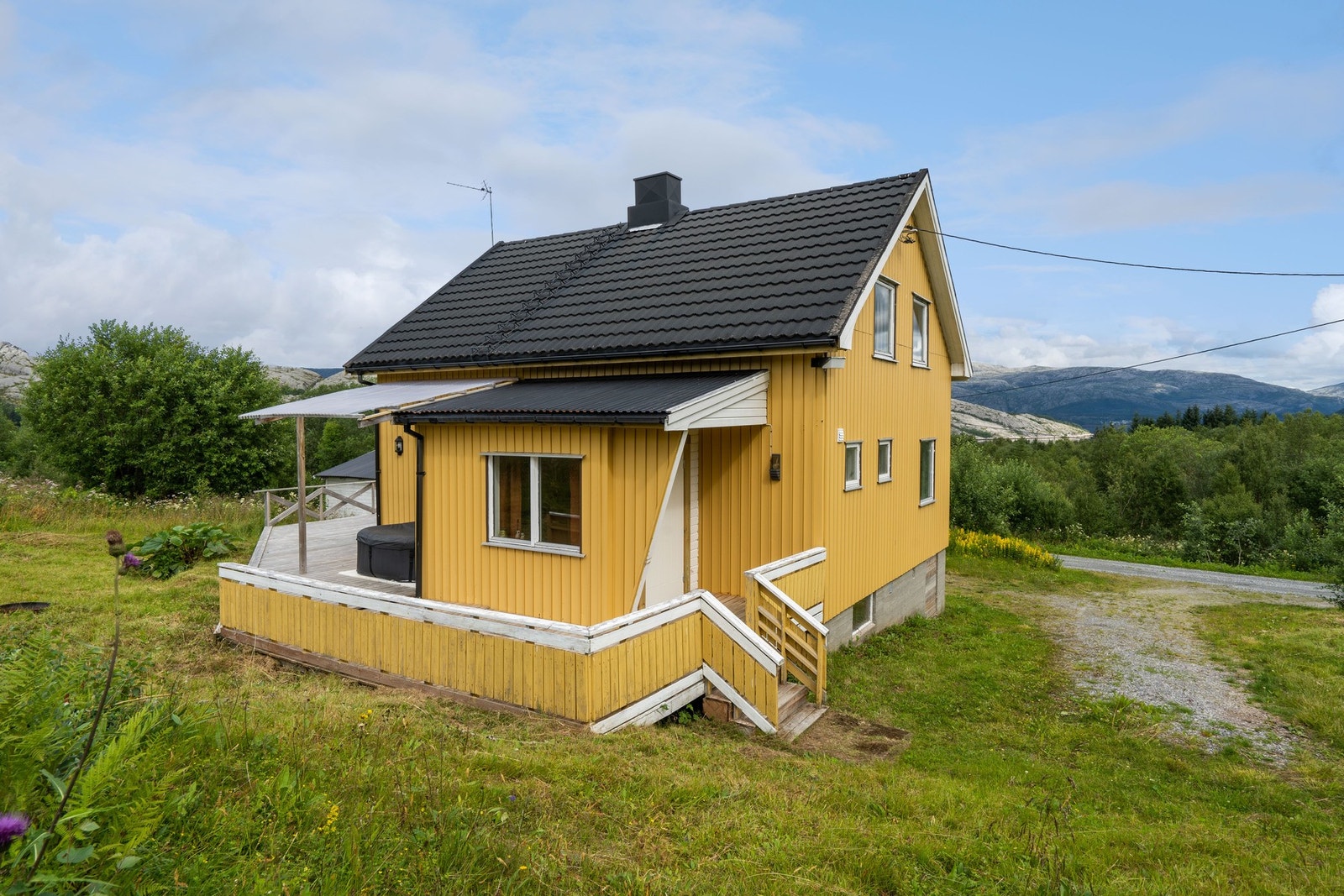 Fasade/kledning på huset er av profilerte/lakkerte stålplater. Galleribilde