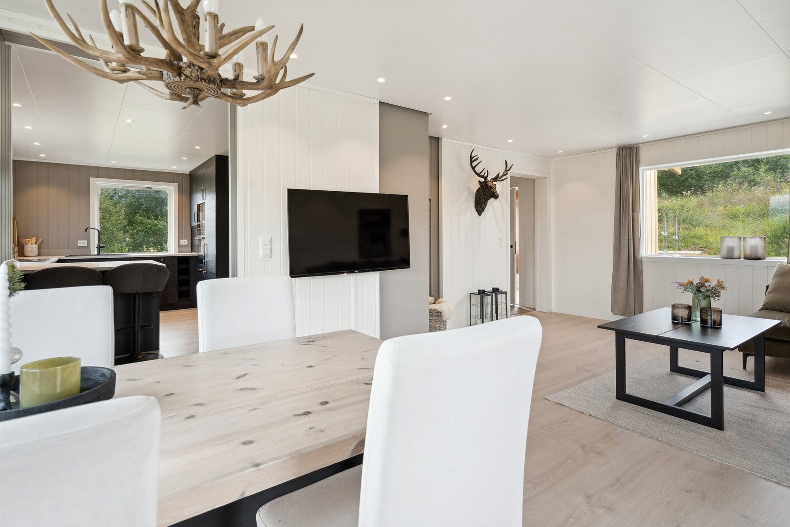 Innvendig er det etterisolert 7 cm i yttervegger på stue, kjøkken og bad i 2022/2023. Galleribilde