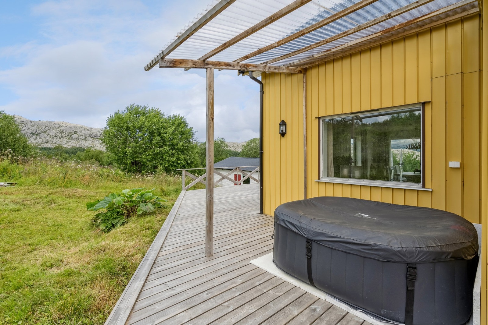 Det er gjort tiltak for å kunne ha en enkel mSpa etc. med takoverbygg. Spa medfølger ikke. Galleribilde