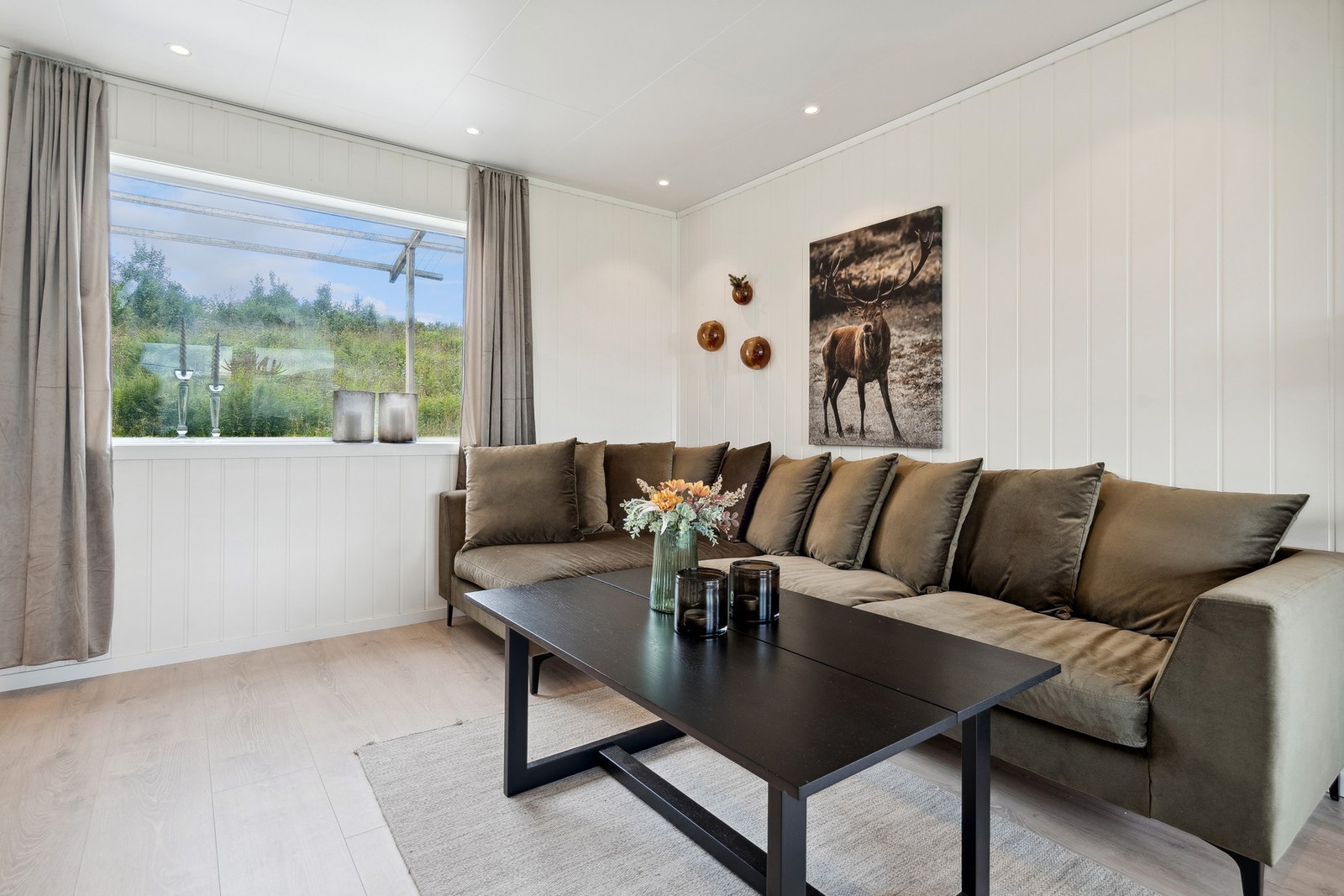 I bjelkelag mellom 1. og 2. etasje på stue, kjøkken og bad er det montert lydhimling og isolert med 15 cm + 5 cm. Galleribilde