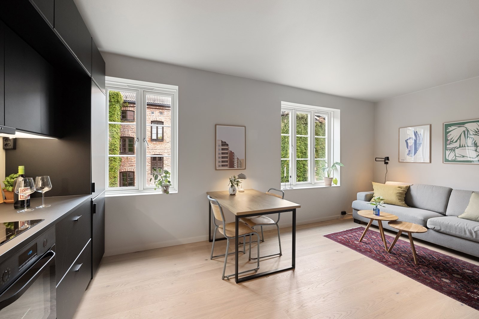 Leiligheten har overflater fra 2022 med en-stavs eikeparkett og lune fargevalg Galleribilde