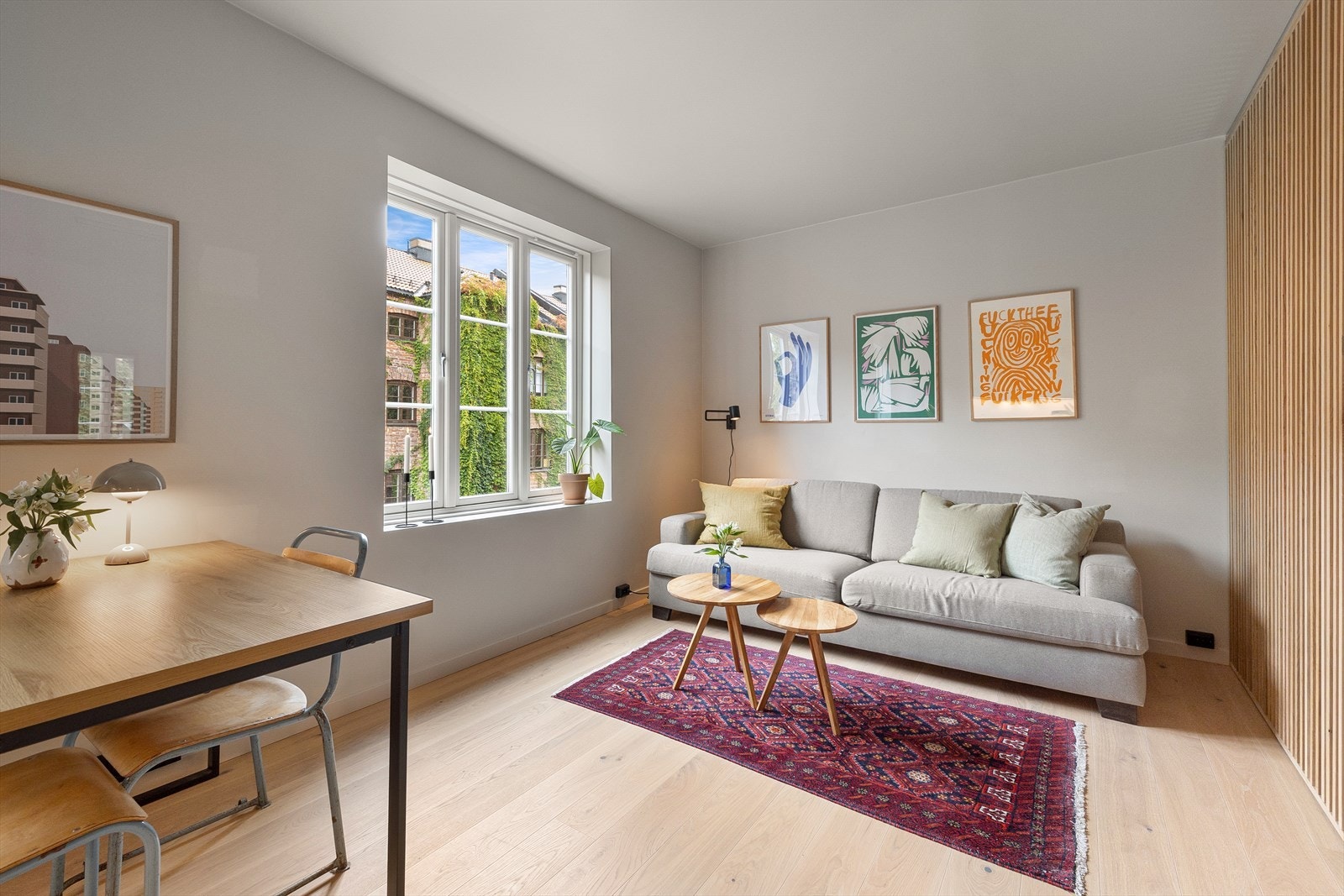 I stuen er det plass til sofagruppe med tilhørende sofabord og tv-ben Galleribilde