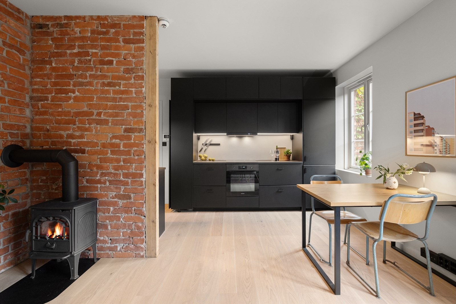 Vedovnen sikrer behagelig varme og bidrar til hyggelig stemning, Galleribilde