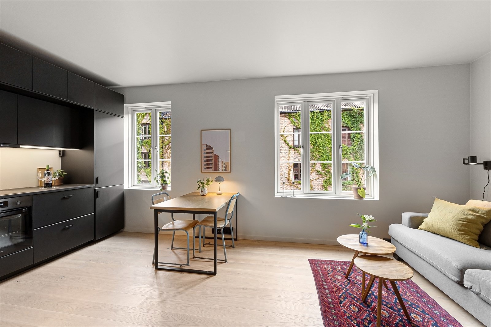 Lys og luftig med takhøyde på 2,61 meter og store vindusflater Galleribilde