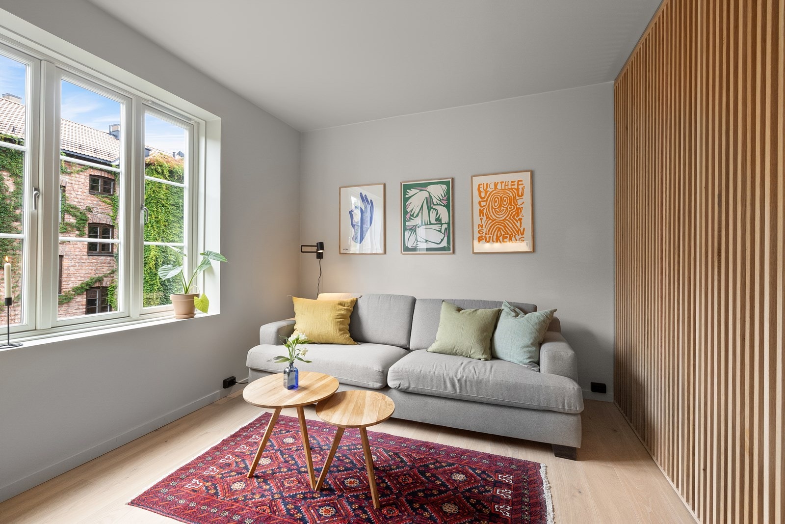 Leiligheten ligger i 3. etasje og inneholder entré, kjøkken, stue med alkove og bad*. Galleribilde