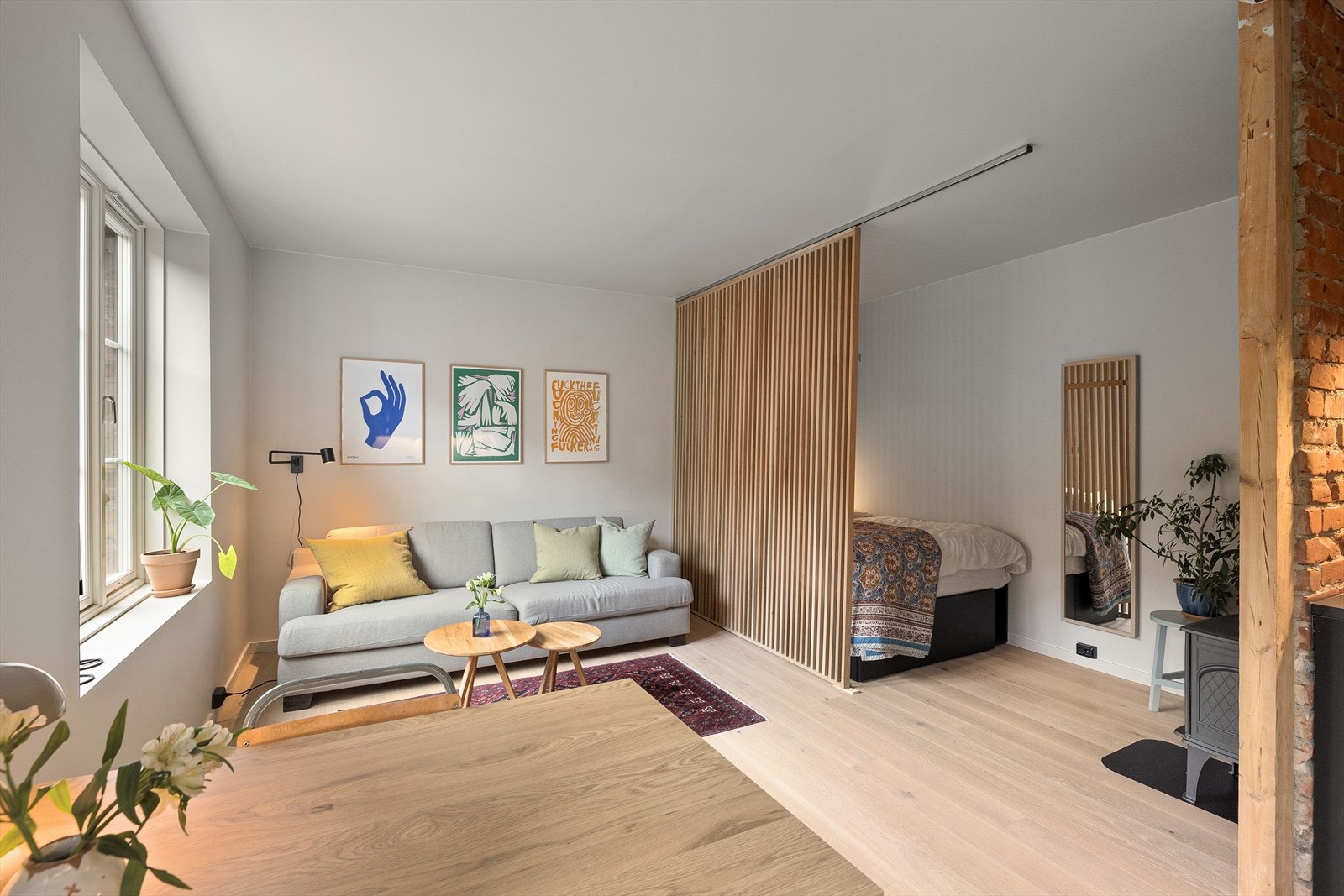 Skjermet sovealkove med moderne spilevegg Galleribilde