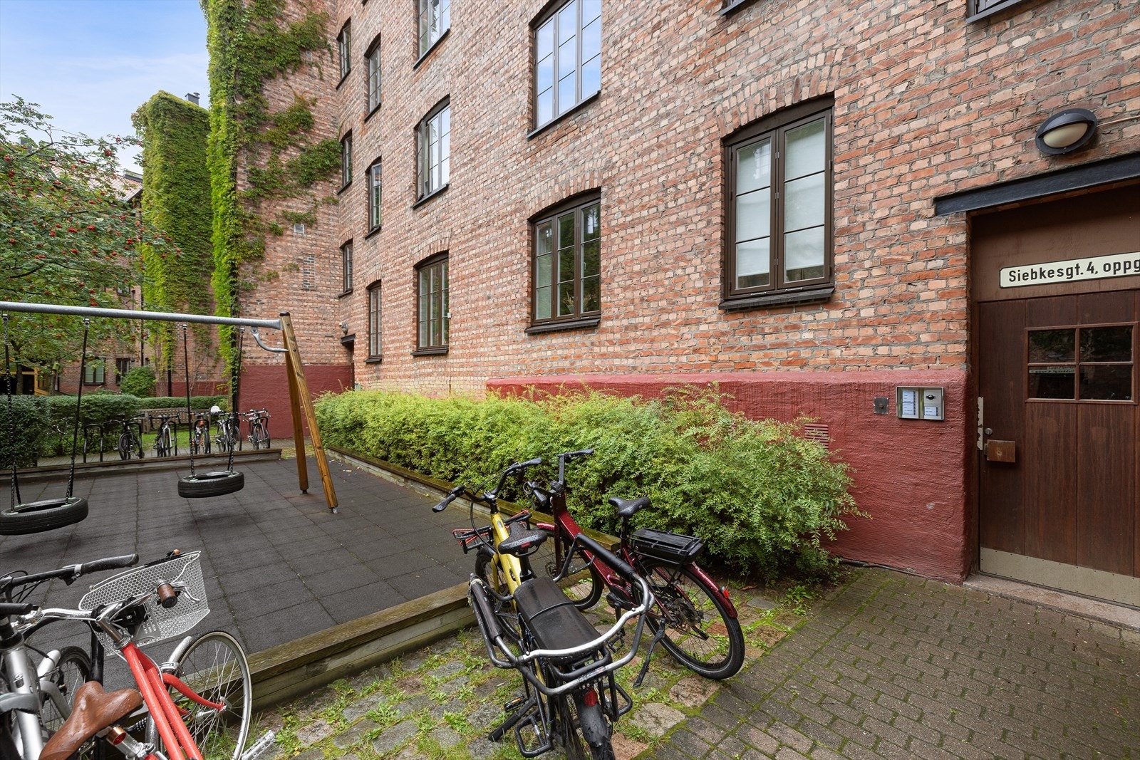 I bakgården er det lekeapparater, sittegrupper og sykkelparkering Galleribilde