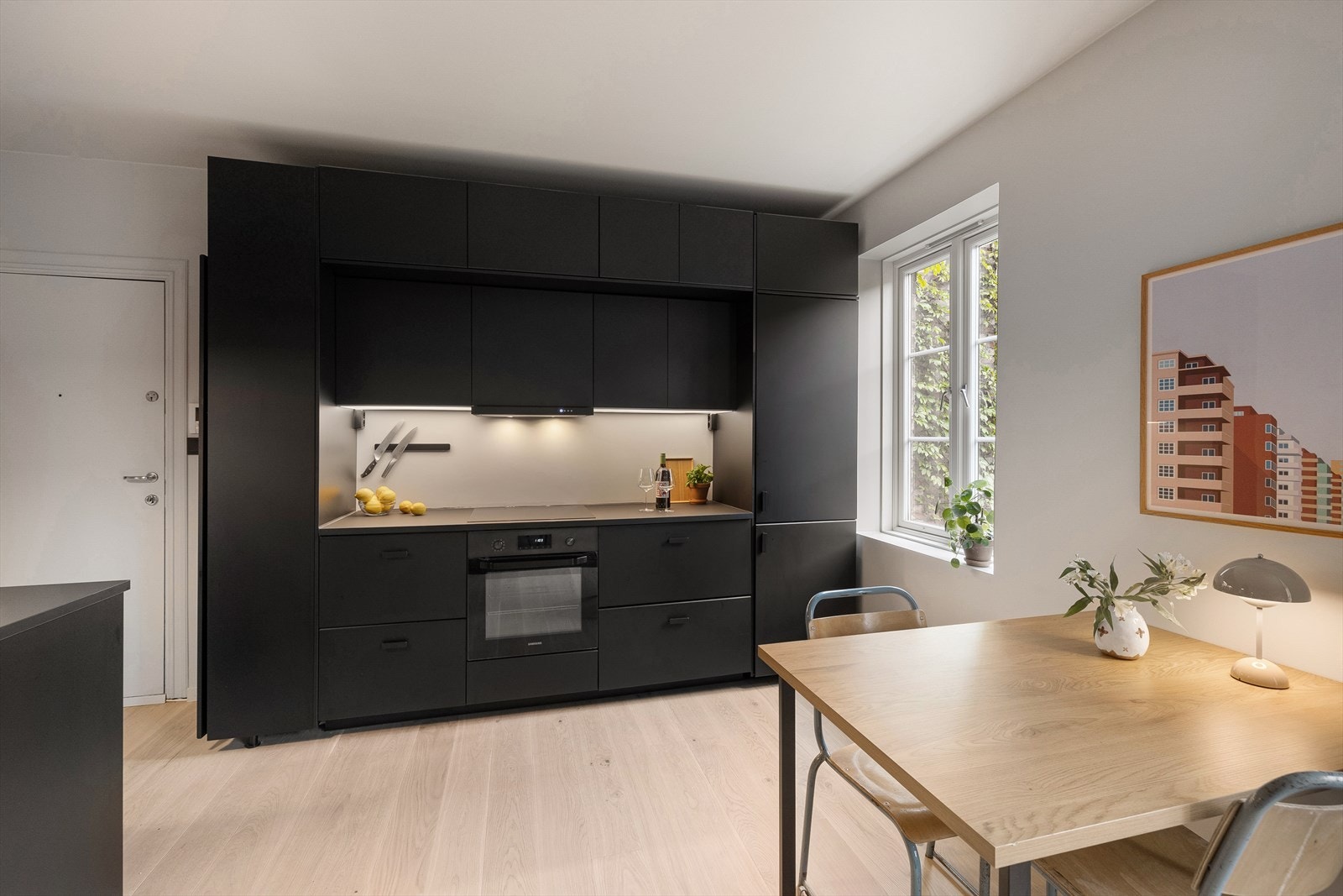 Ved kjøkkenet er det plass til spisebord. Galleribilde