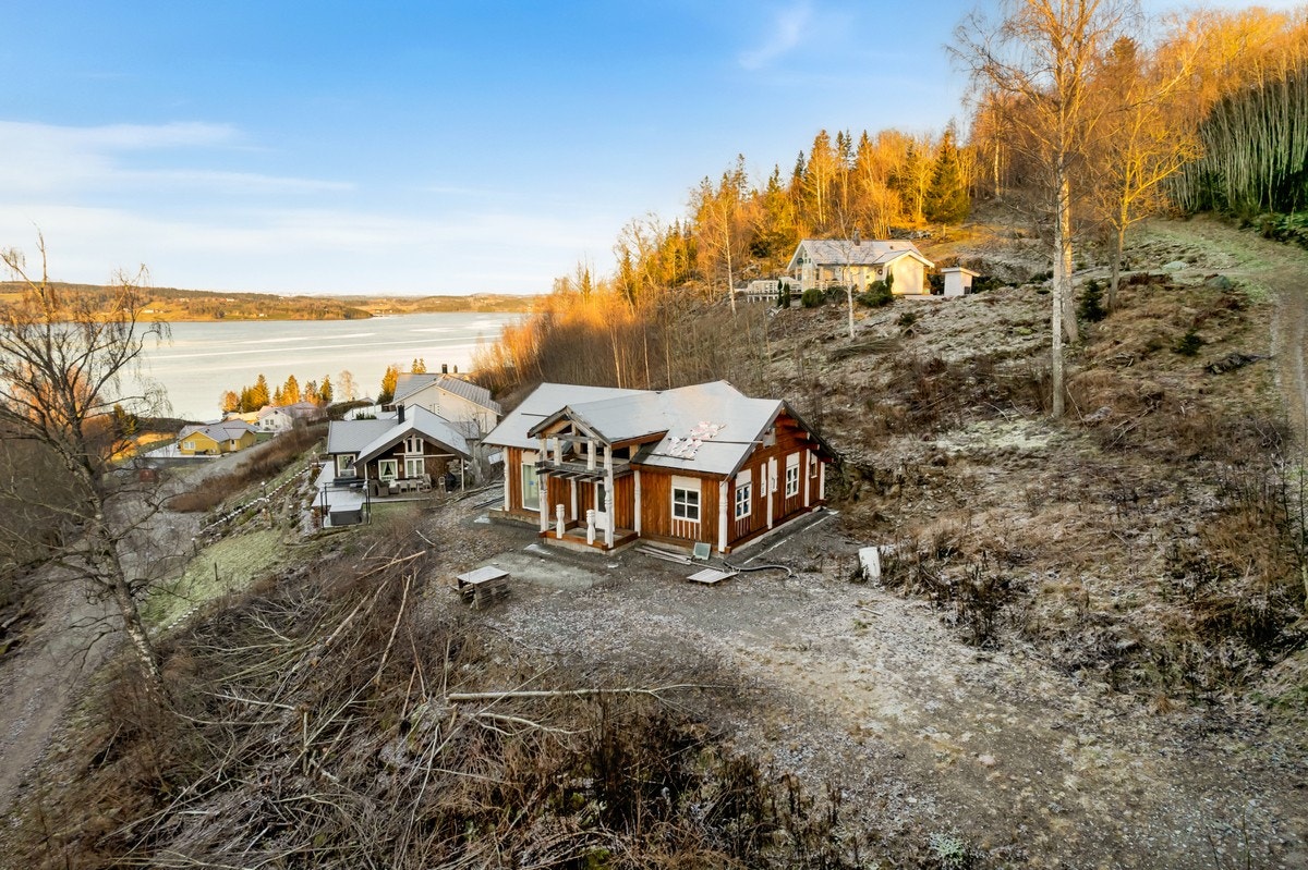 Det foreligger en tillatelse fra kommunen datert 21.08.2018 for oppføring av en fritidsbolig på 67 kvm. Galleribilde