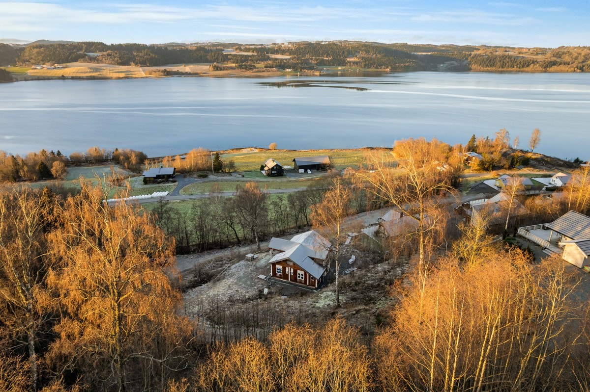 Ca. 650 m til Landvikbukta med småbåthavn og badeplass. Galleribilde