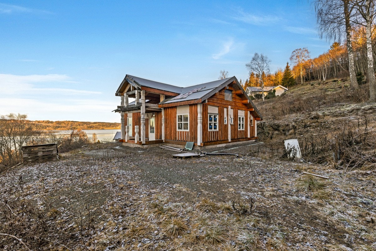 Det er lagt opp til strøm, vann og kloakk inn til tomta. Galleribilde