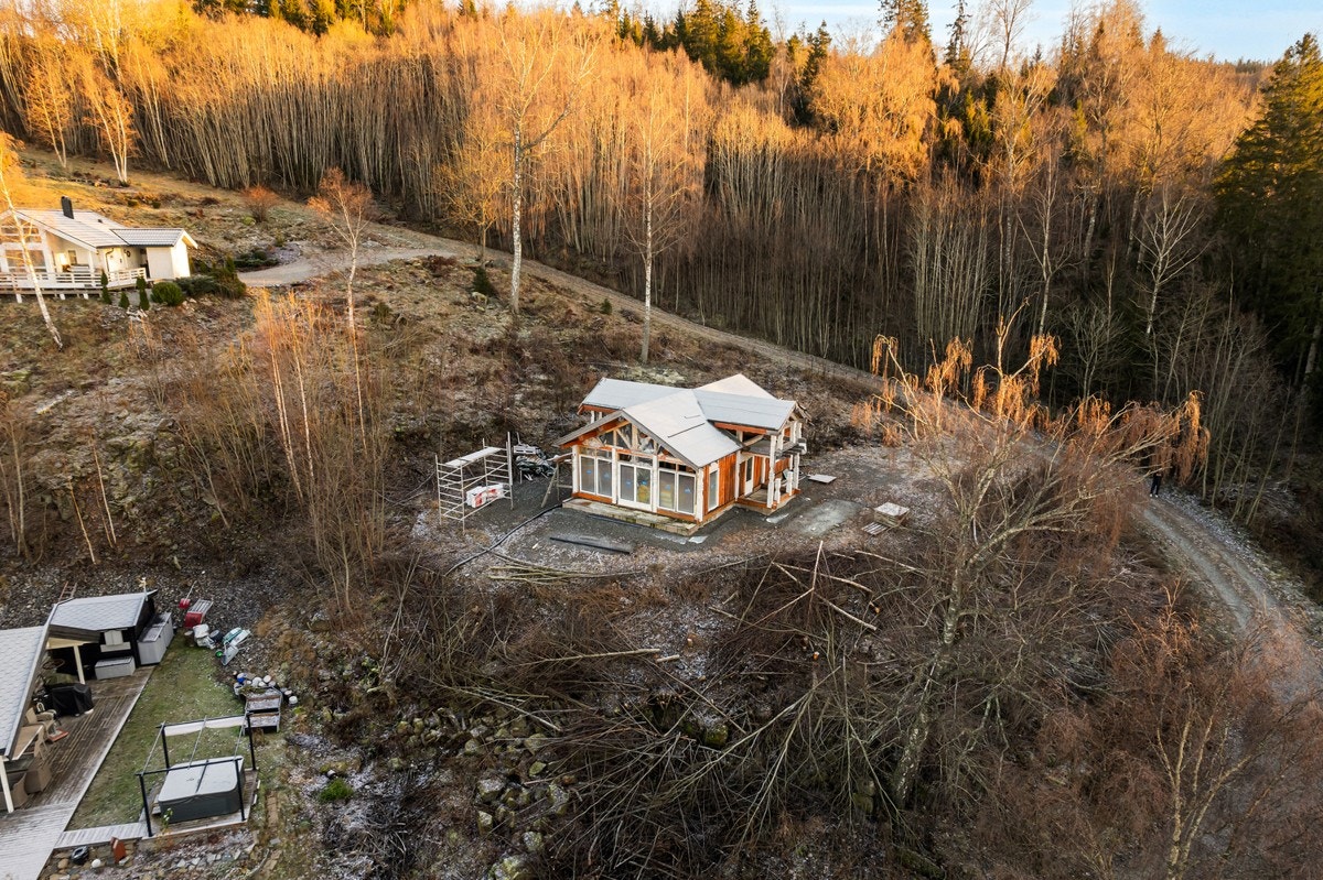 Tomten ligger på en høyde med flott utsikt over Borgenfjorden, ca 150 meter fra sjøen Galleribilde