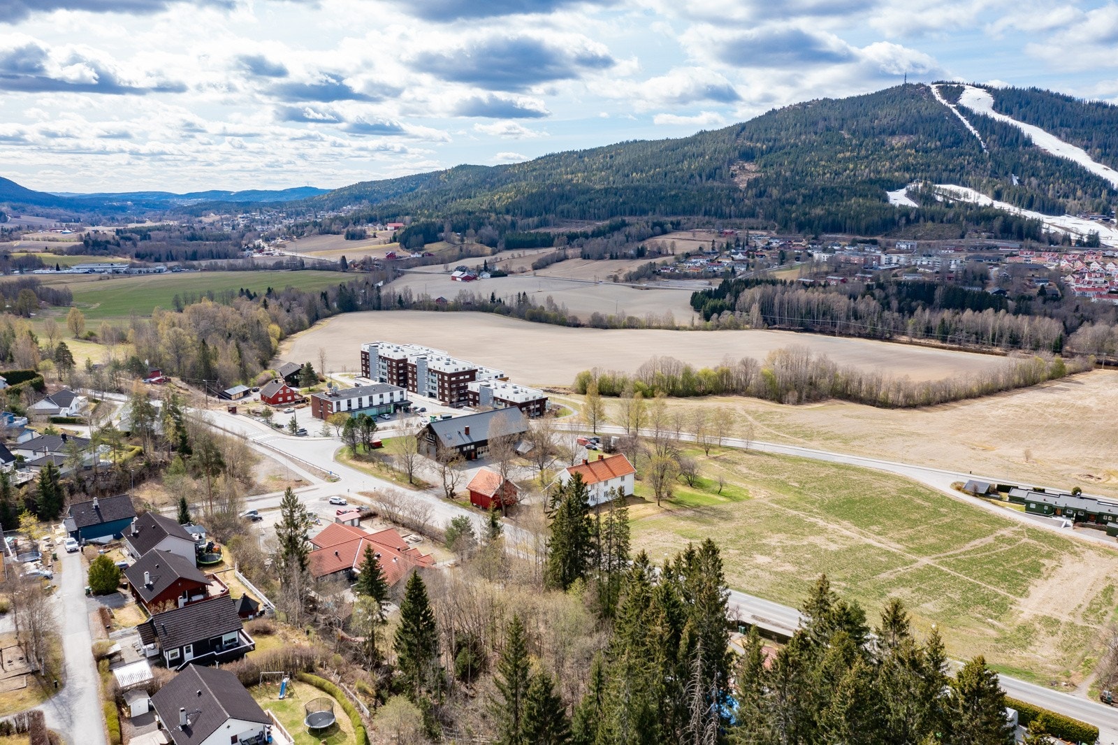 Eiendommen ligger på Hakadals solside med fantastisk utsikt mot Varingskollen og landlige omgivelser. Galleribilde