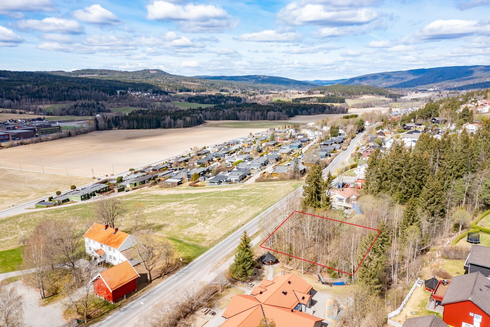 Boligtomt på 1057 kvm med attraktiv beliggenhet på Hakadals solside! Markeringen av tomten er kun ment som illustrasjon og kan avvike fra faktiske tomtegrenser. Galleribilde