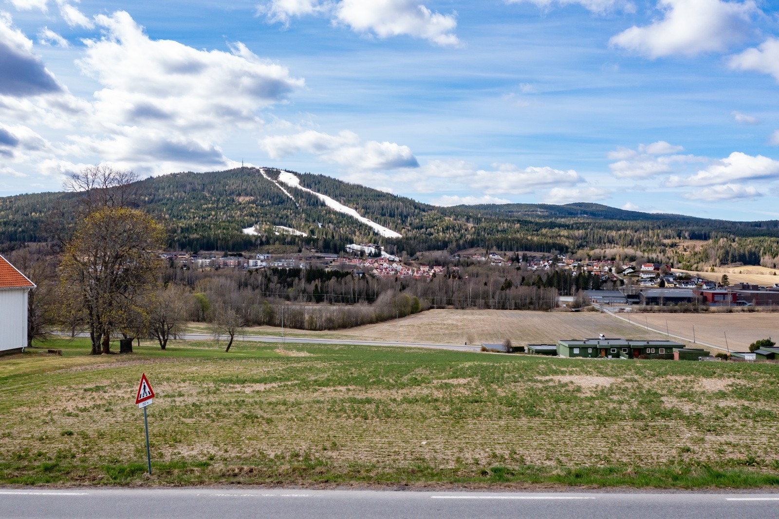 Fra eiendommen er det flott utsikt mot Varingskollen alpinsenter som er et populært skianlegg som byr på en av Norges beste terrengparker med utfordringer tilpasset alt fra småbarn og nybegynnere til landslagsutøvere. Galleribilde