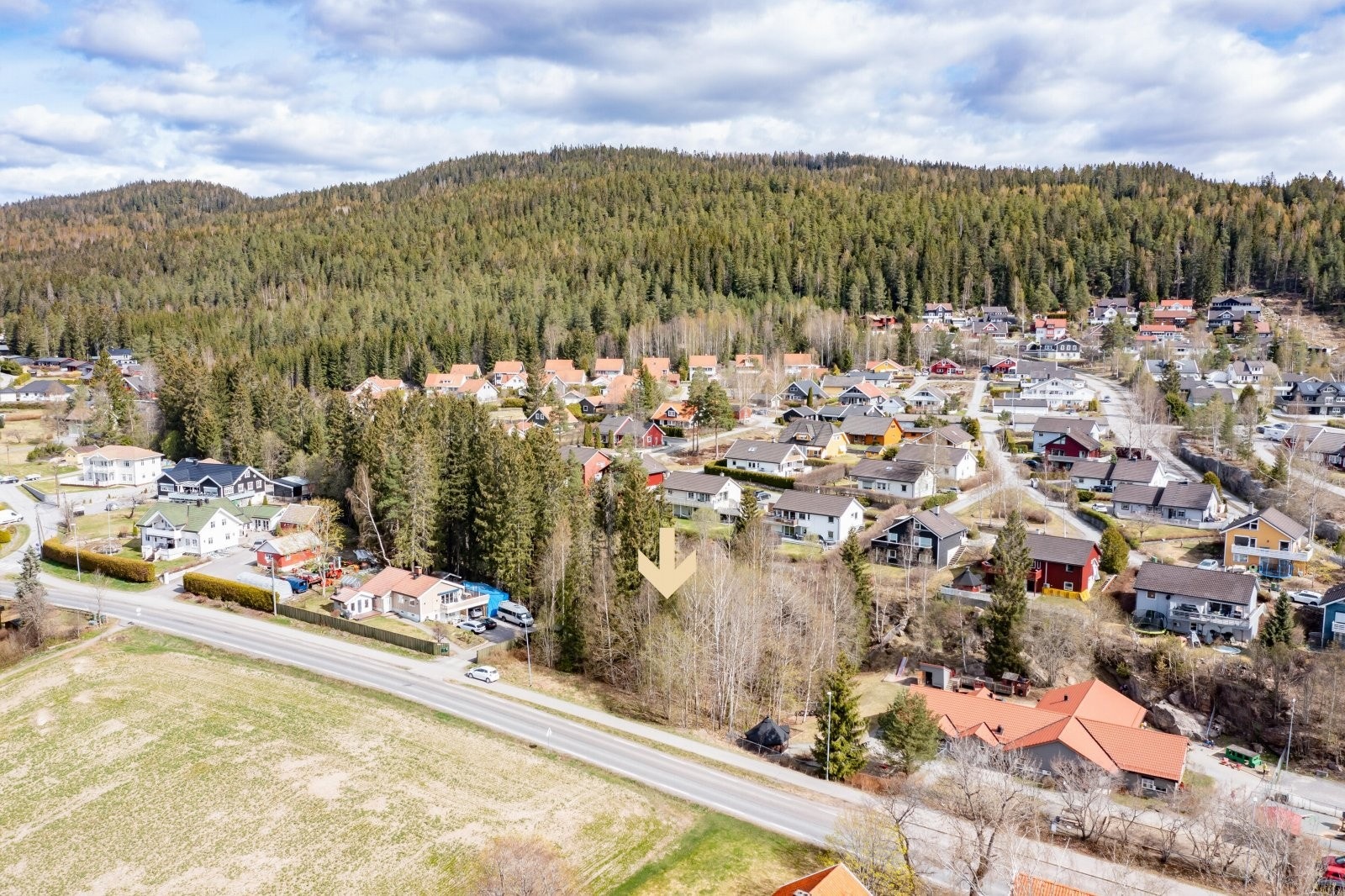 Tomten har en flott beliggenhet i et veletablert område i landlige omgivelser. Galleribilde