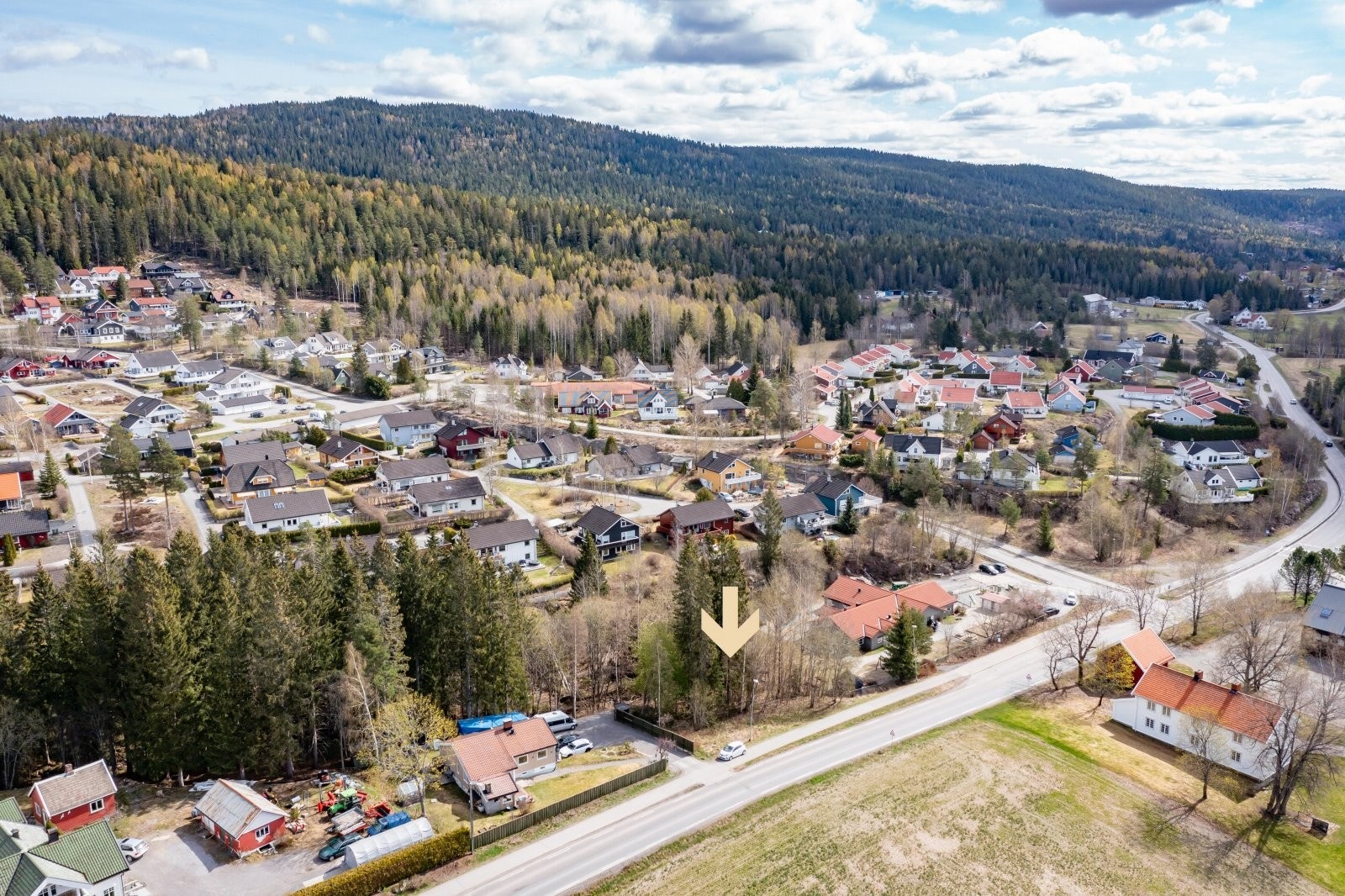 Det er kort gangavstand til barnehager, samt ca 15 minutters gangavstand til barne- og ungdomsskole på Elvetangen. Galleribilde