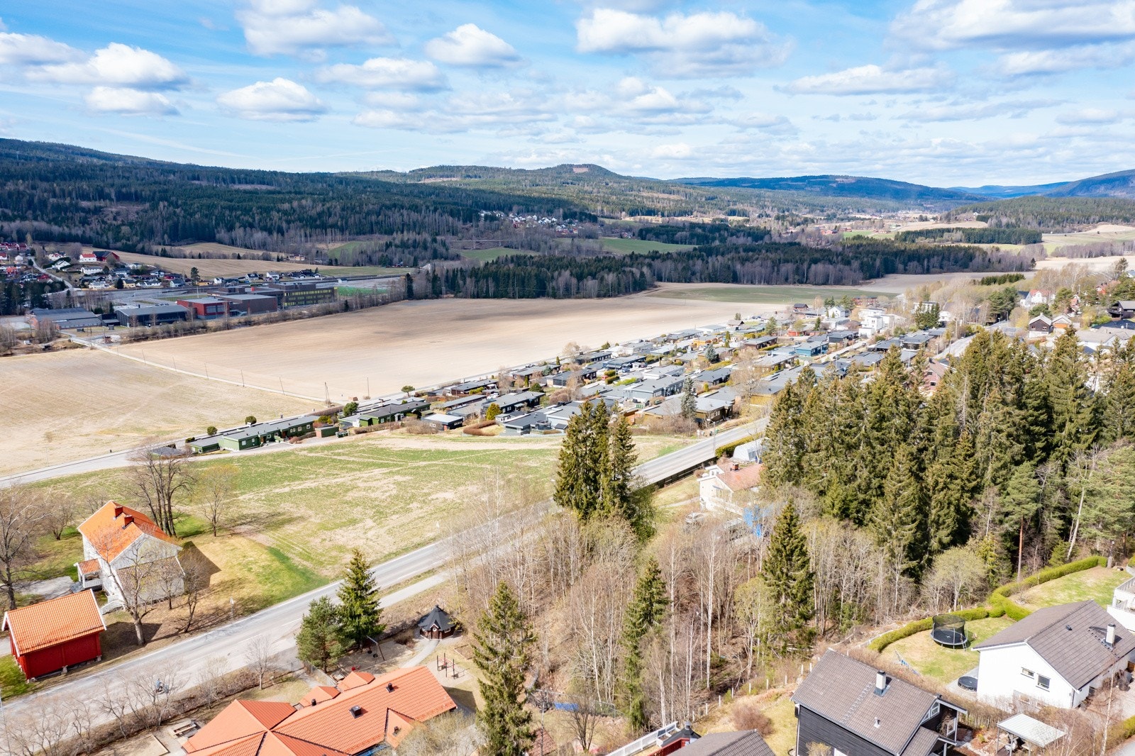 Det tar ca. 45 minutter med bil til Oslo sentrum, ca. 45 minutter med tog til Oslo S, samt ca. 55 minutter med buss til Oslo bussterminal. Galleribilde