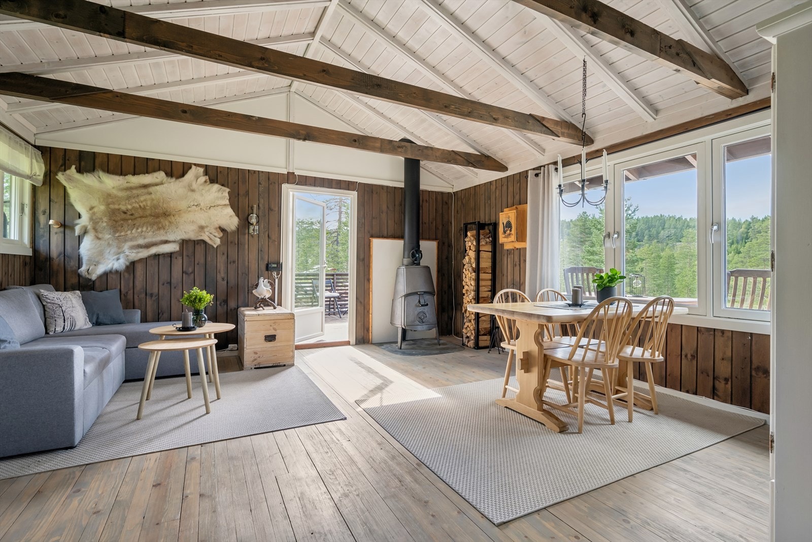 Dette allrommet har lysinnslipp fra 3 sider. Den høye himlingen gir også en ekstra god romfølelse. Galleribilde