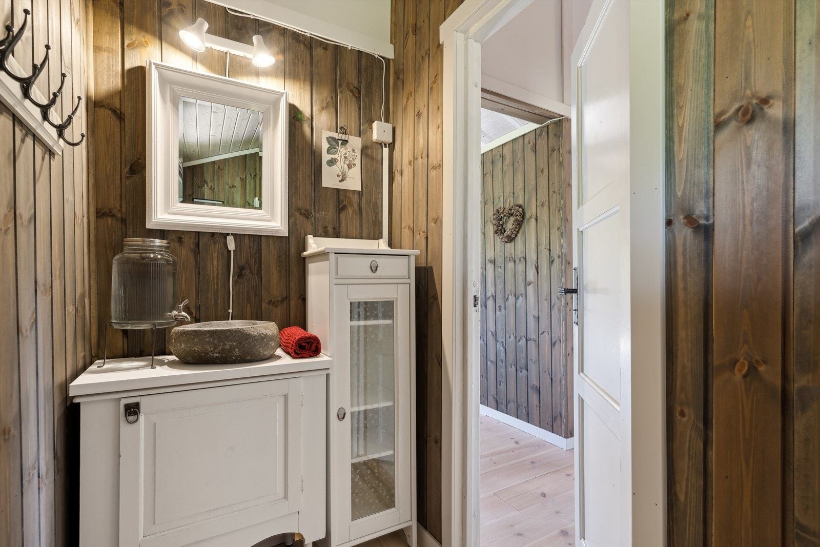 Stellerom innredet med Cinderella forbrenningstoalett, urinal, kommode med vaskebalje og speil med belysning over. Steinvasken på bildet følger med handelen, men denne er ikke montert. Galleribilde