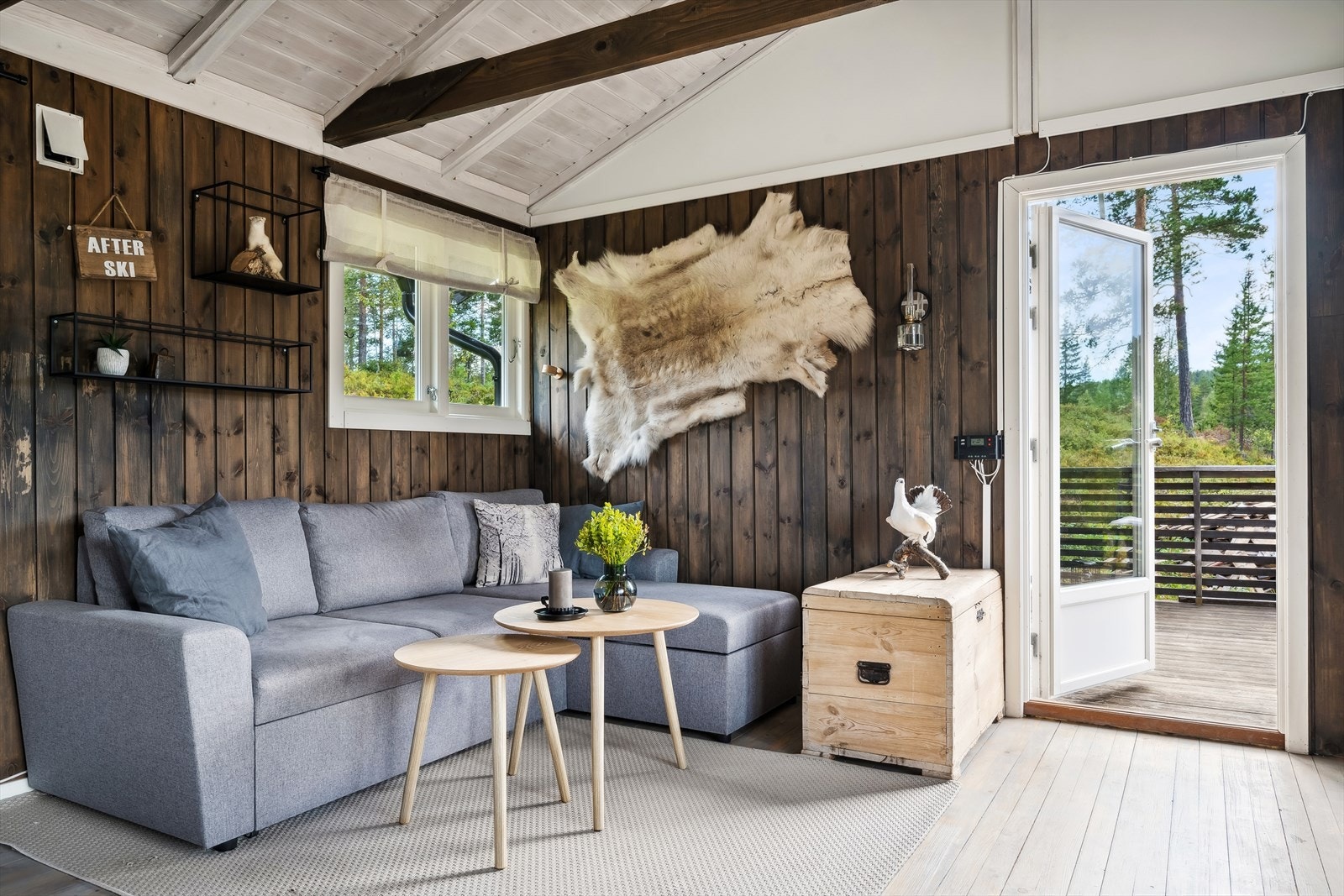 Fra stuen er det utgang til en herlig terrasse. Galleribilde