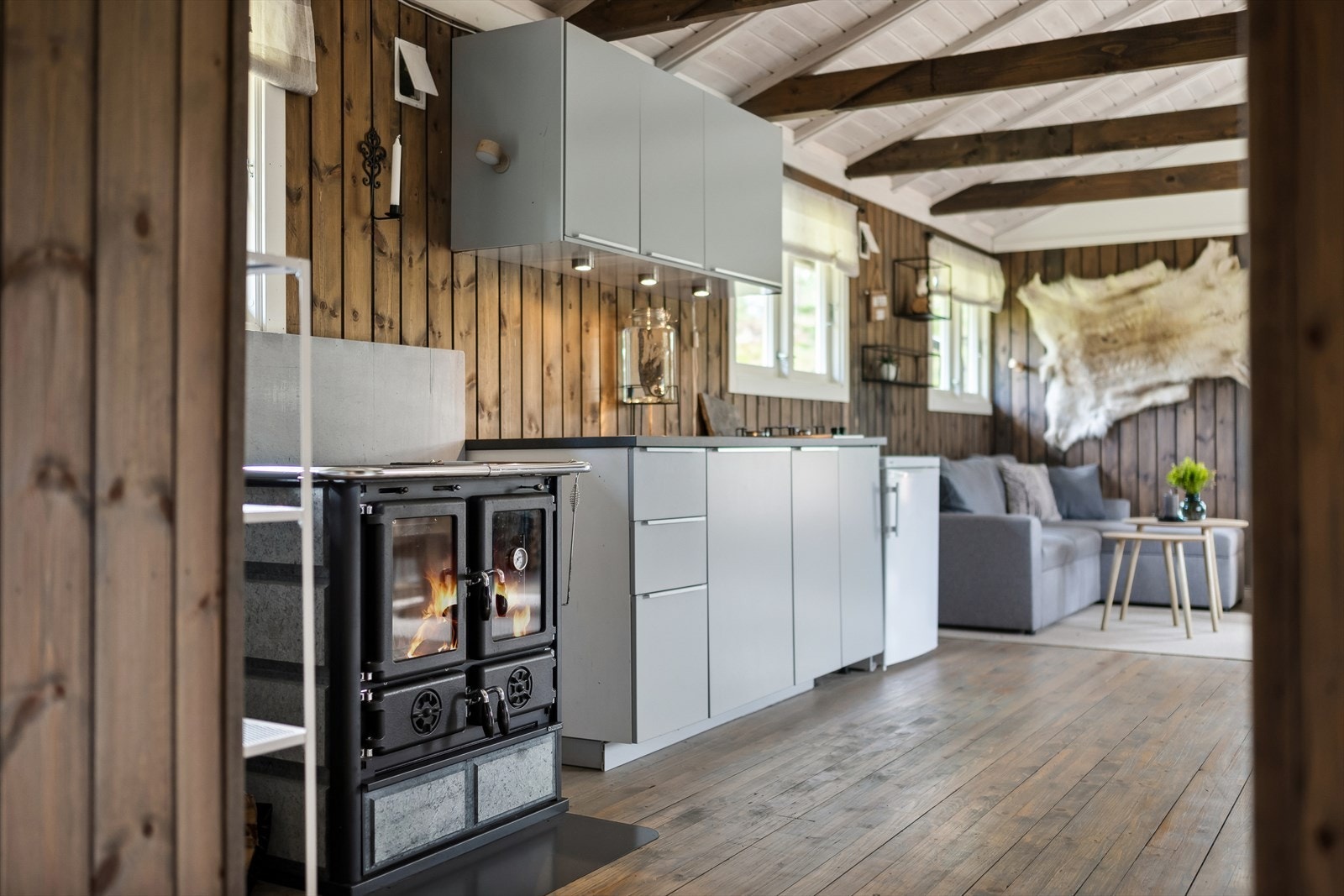 Det er montert vedkomfyr og gassbluss med gassflaske i benkeskap. Galleribilde