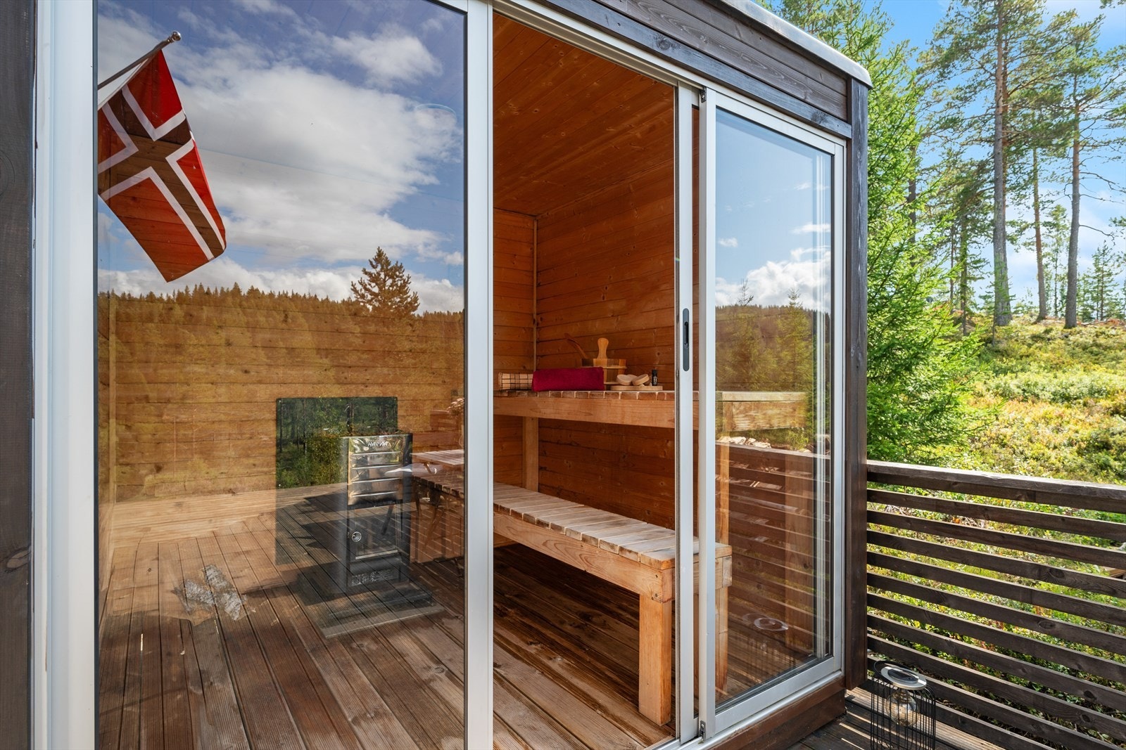 I 2018 ble det oppført en badstue på terrassen (se pkt. ferdigattest i salgsoppgaven for nærmere informasjon). Galleribilde